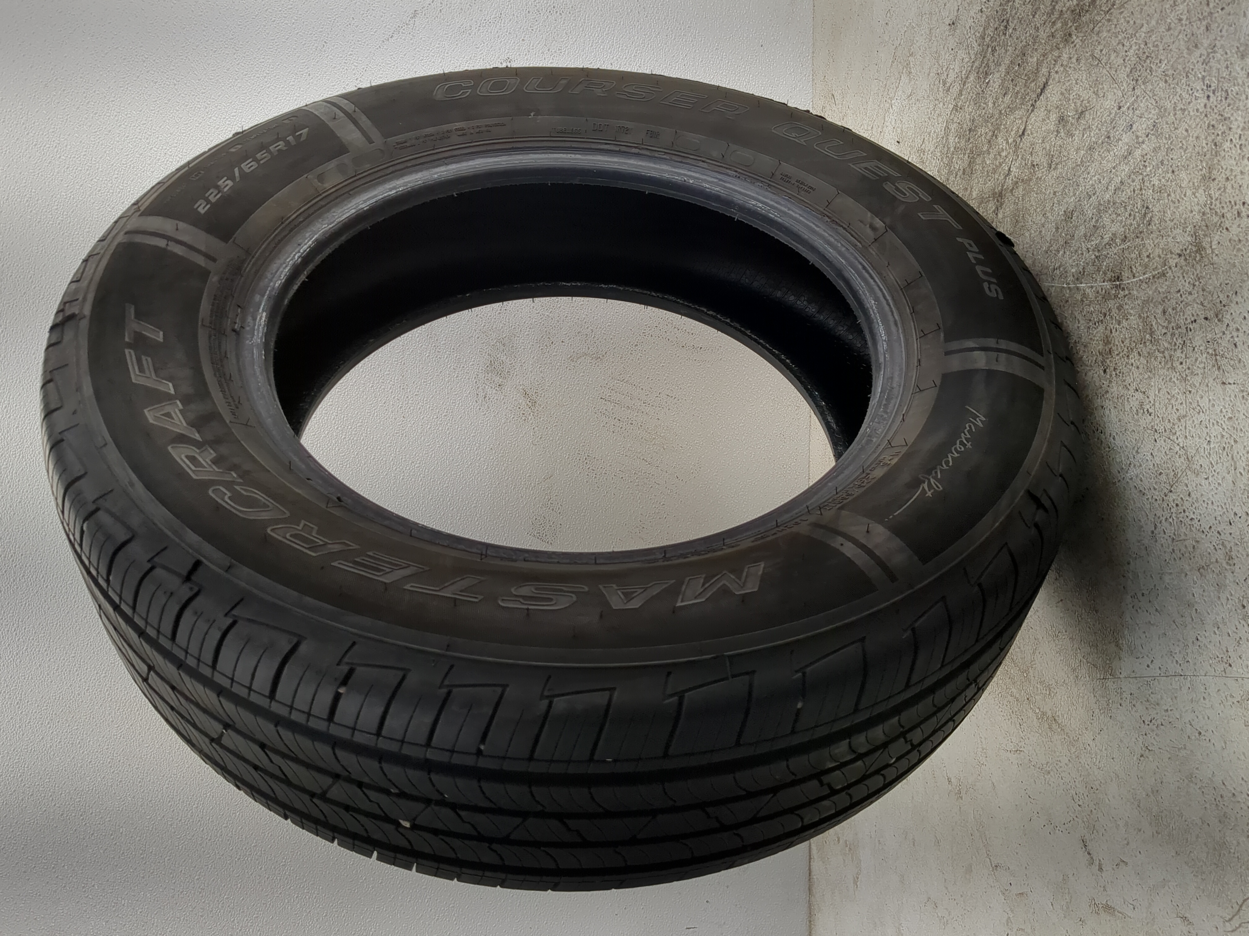 Picture of Used Tire 225/65R17 MASTERCRAFT COURSER QUEST PLUS 102H - Tread Depth 9.5/32
