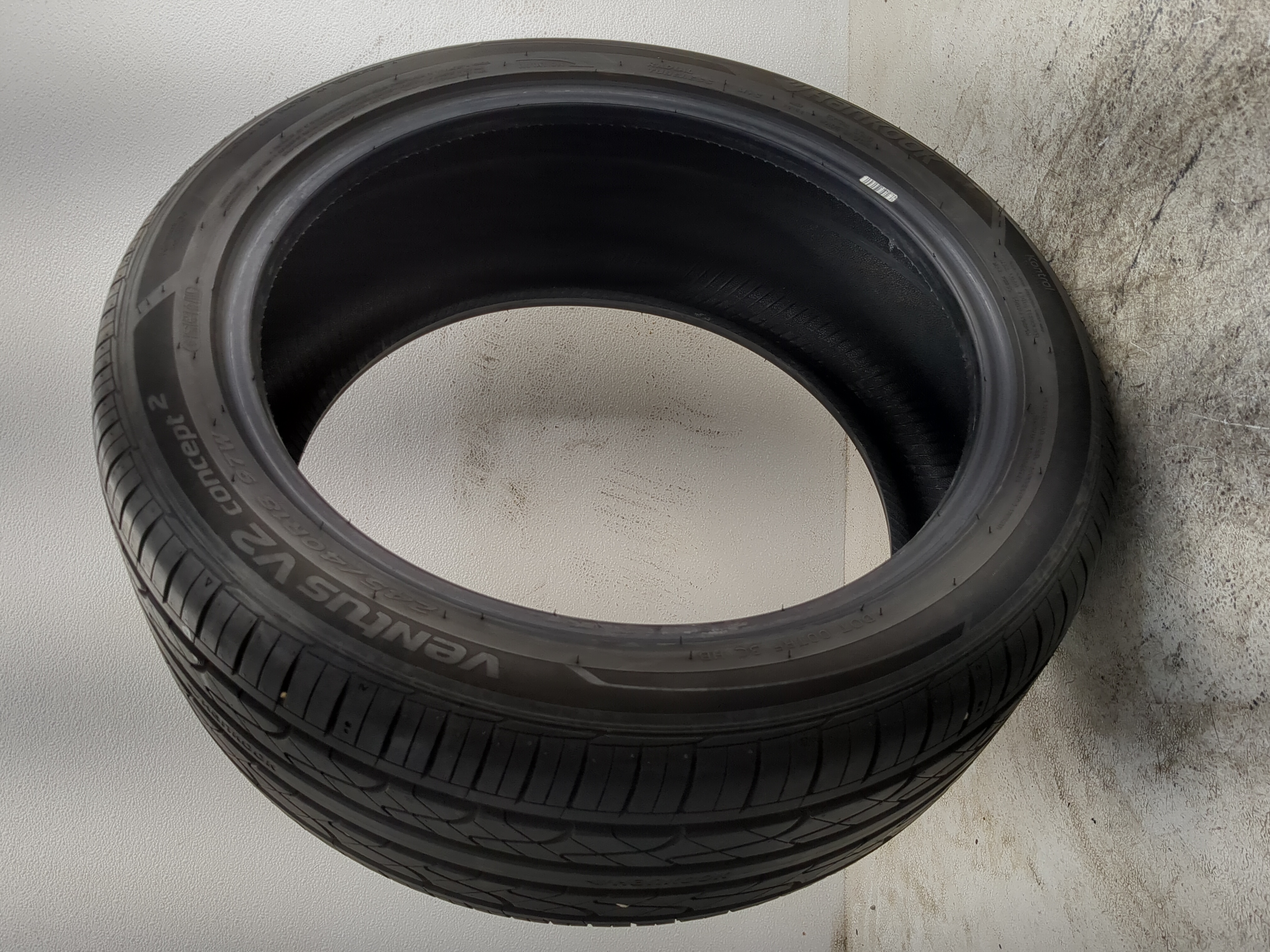 Picture of Used Tire 245/40R18 HANKOOK VENTUS V2 CONCEPT 2 97W - Tread Depth 8.5/32