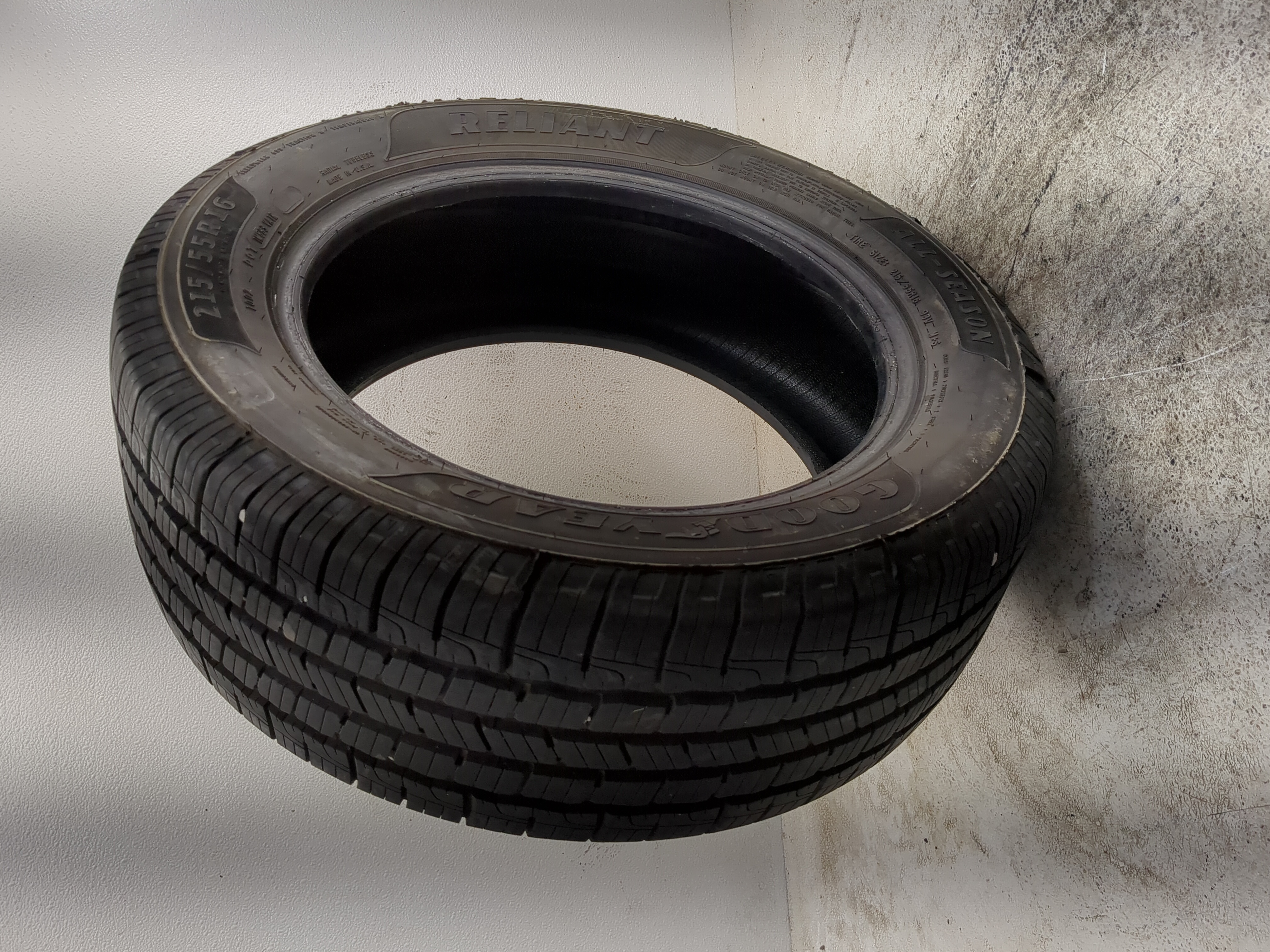 Picture of Used Tire 215/55R16 GOODYEAR RELIANT ALL SEASON 99V - Tread Depth 9.5/32