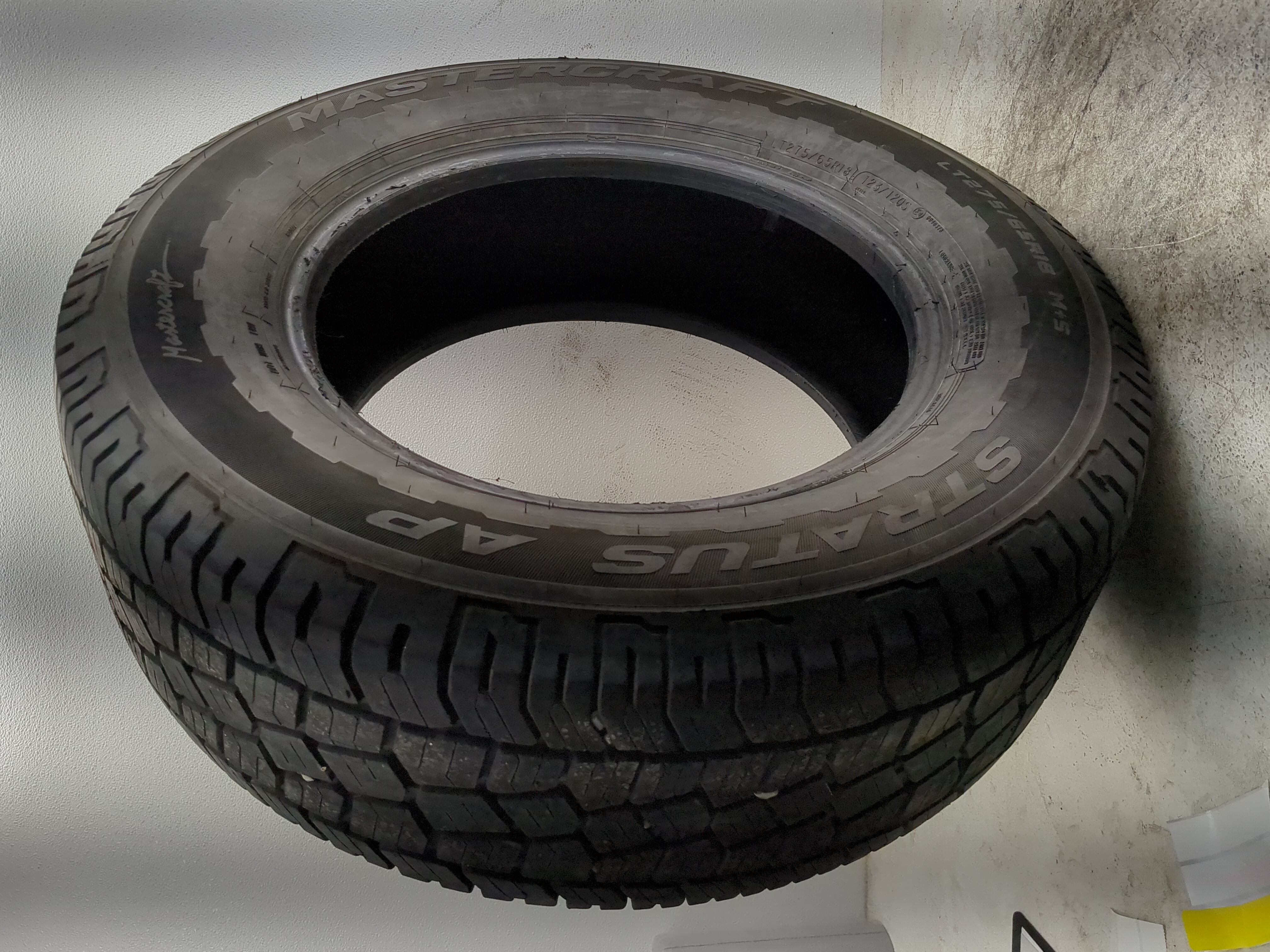 Picture of Used Tire 275/65R18 MASTERCRAFT STRATUS AP 123/120S - Tread Depth 9/32