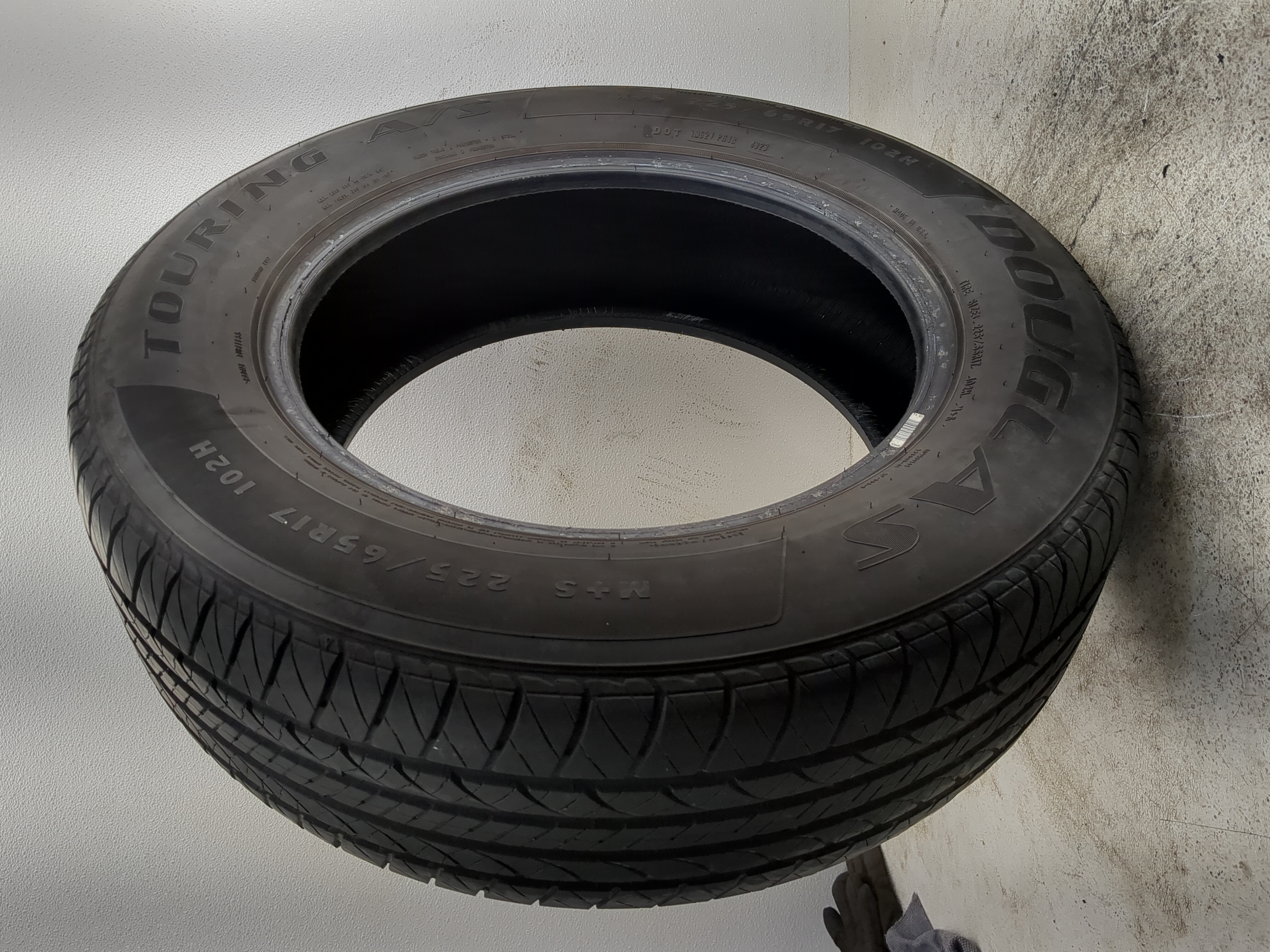 Picture of Used Tire 225/65R17 DOUGLAS TOURING 102H - Tread Depth 6.5/32