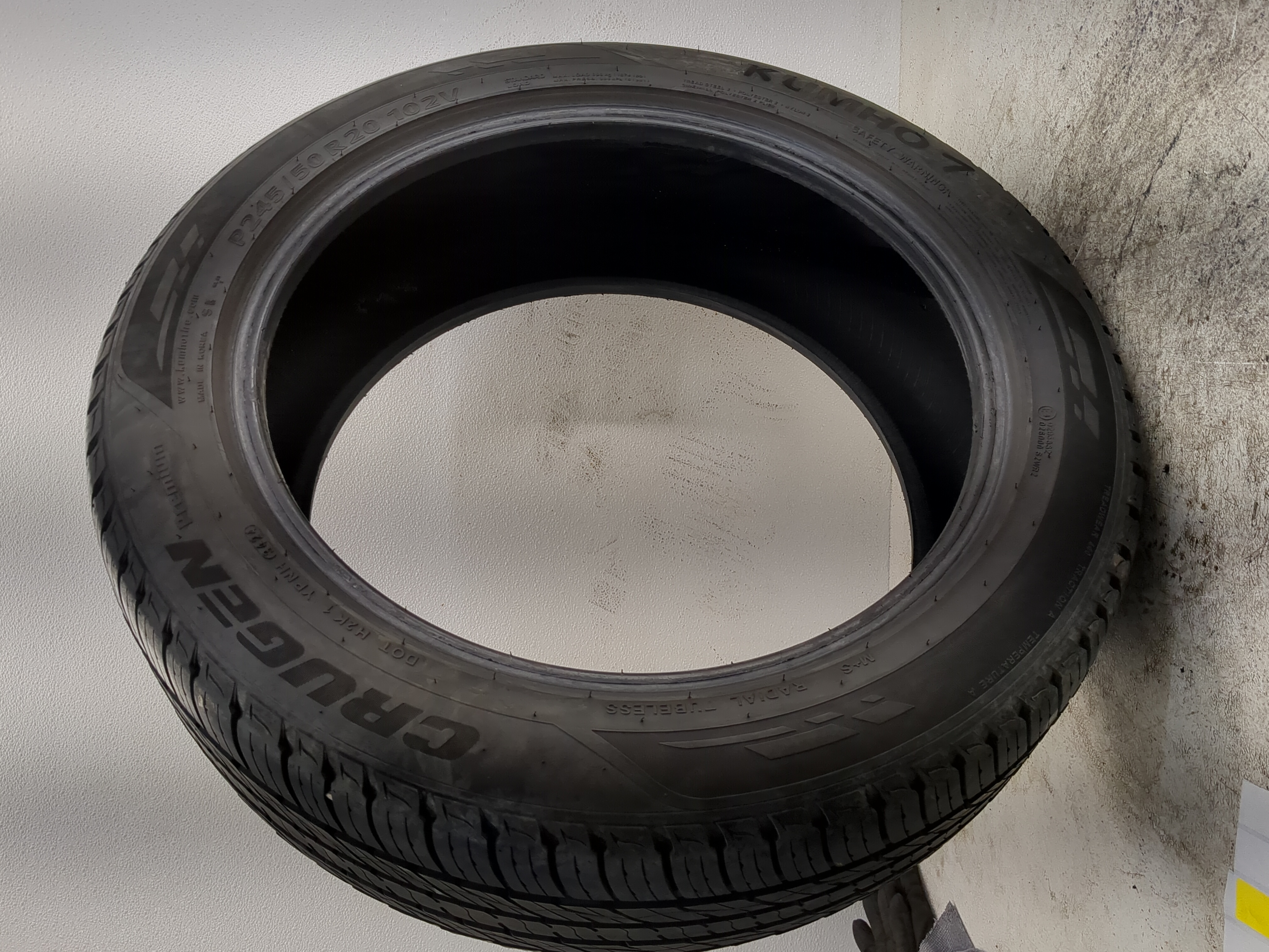 Picture of Used Tire P245/50R20 KUMHO CRUGEN PREMIUM 102V - Tread Depth 8/32