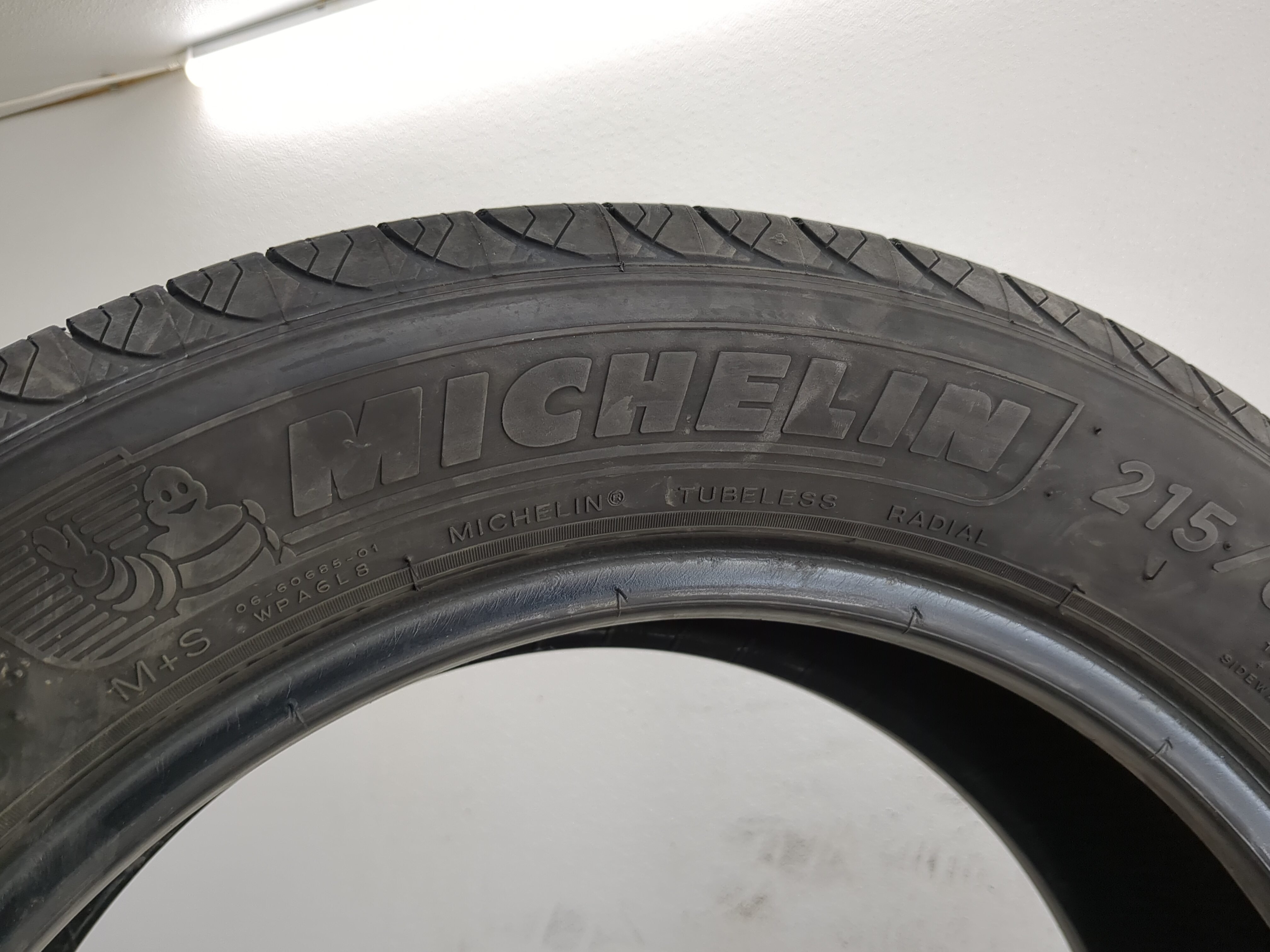 Picture of Used Tire 215/60R17 MICHELIN DEFENDER T+H 96H - Tread Depth 8/32
