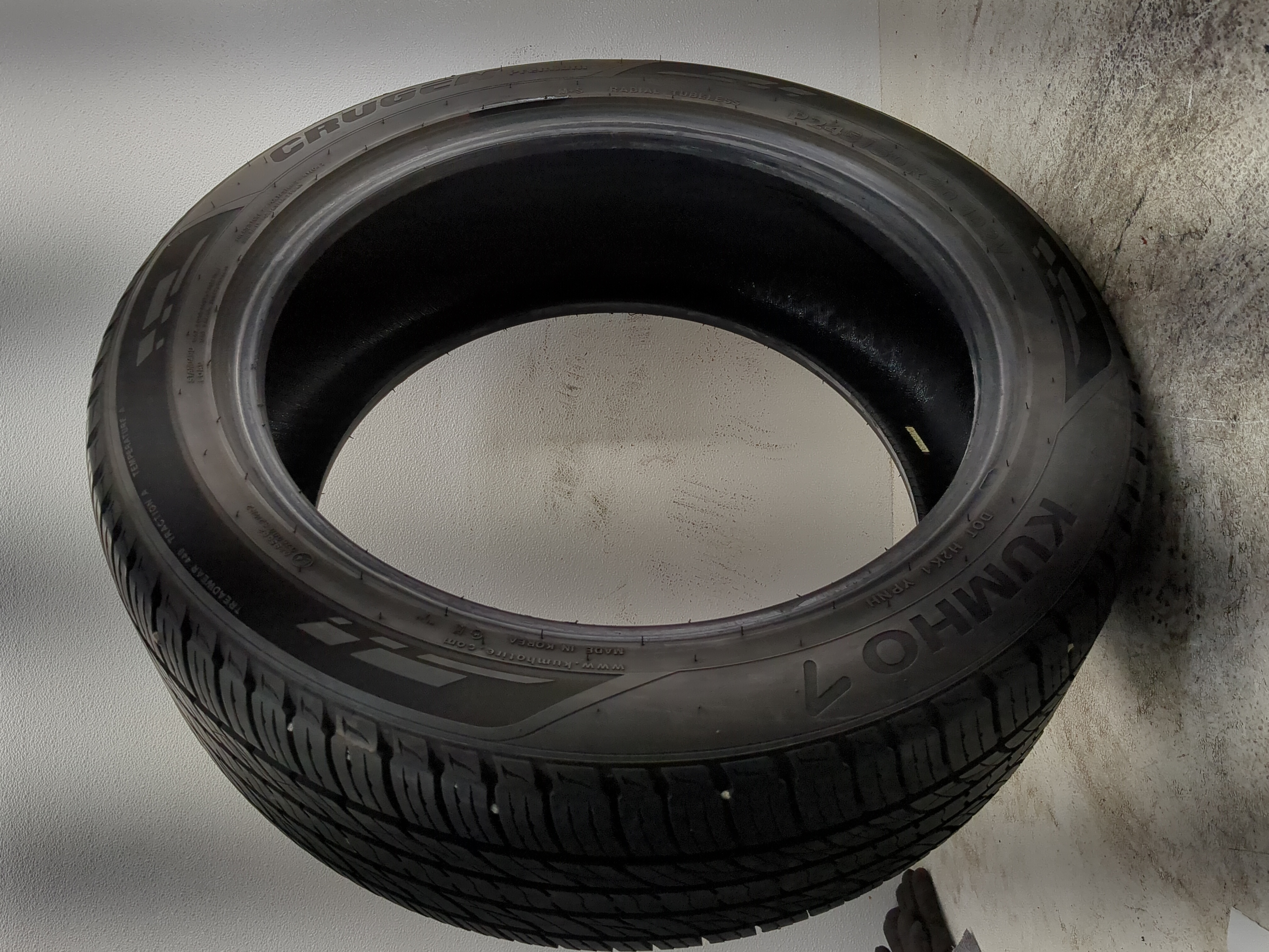 Picture of Used Tire P245/50R20 KUMHO CRUGEN PREMIUM 102V - Tread Depth 10/32