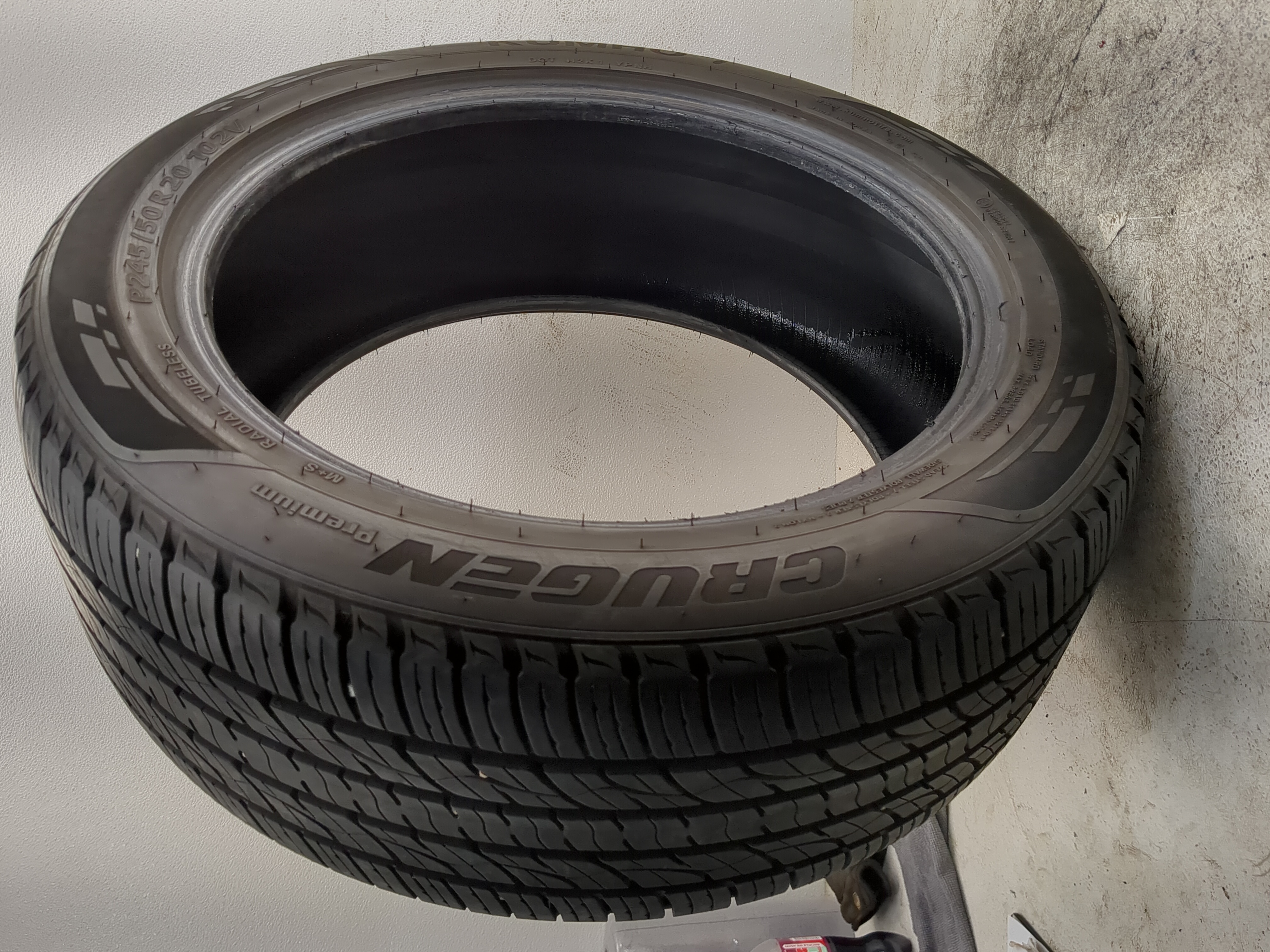 Picture of Used Tire P245/50R20 KUMHO CRUGEN PREMIUM 102V - Tread Depth 10/32