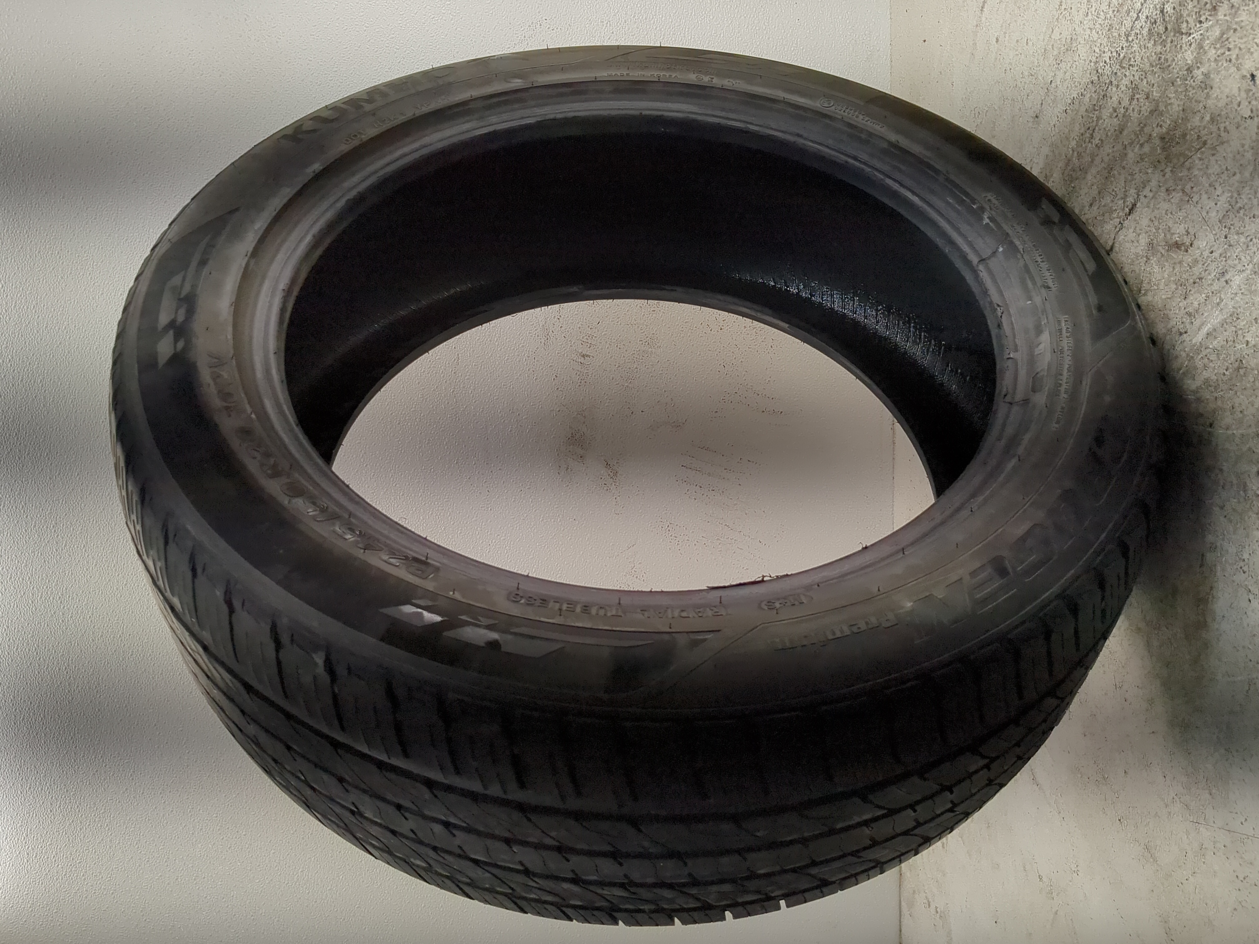 Picture of Used Tire P245/50R20 KUMHO CRUGEN PREMIUM 102V - Tread Depth 7/32