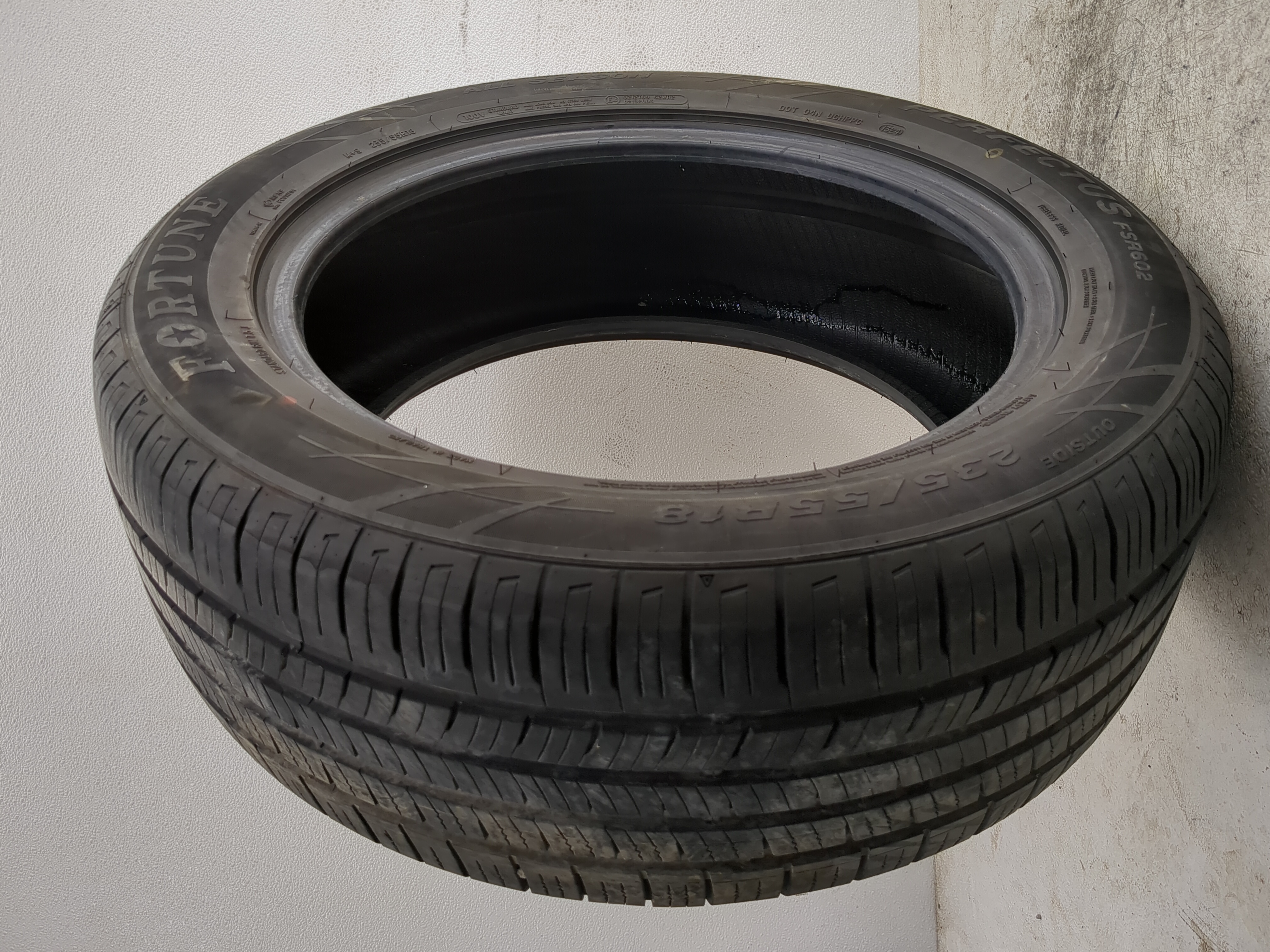 Picture of Used Tire 235/55R18 FORTUNE PERFECTUS FSR602 100V - Tread Depth 8/32