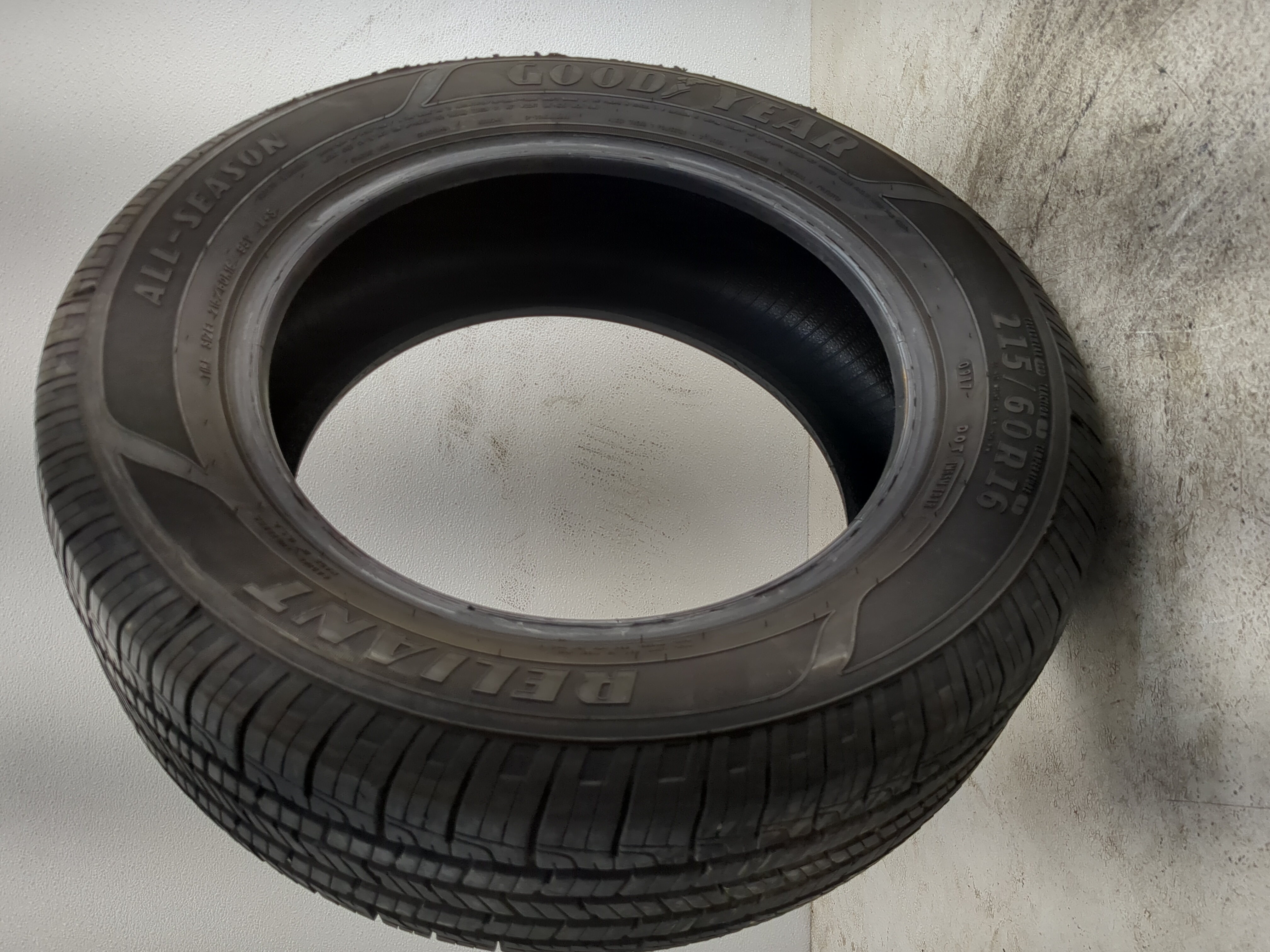 Used Tire 215/60R16 GOODYEAR RELIANT ALL SEASON 95V - Tread Depth 9/32 - Oemusedautoparts1.com