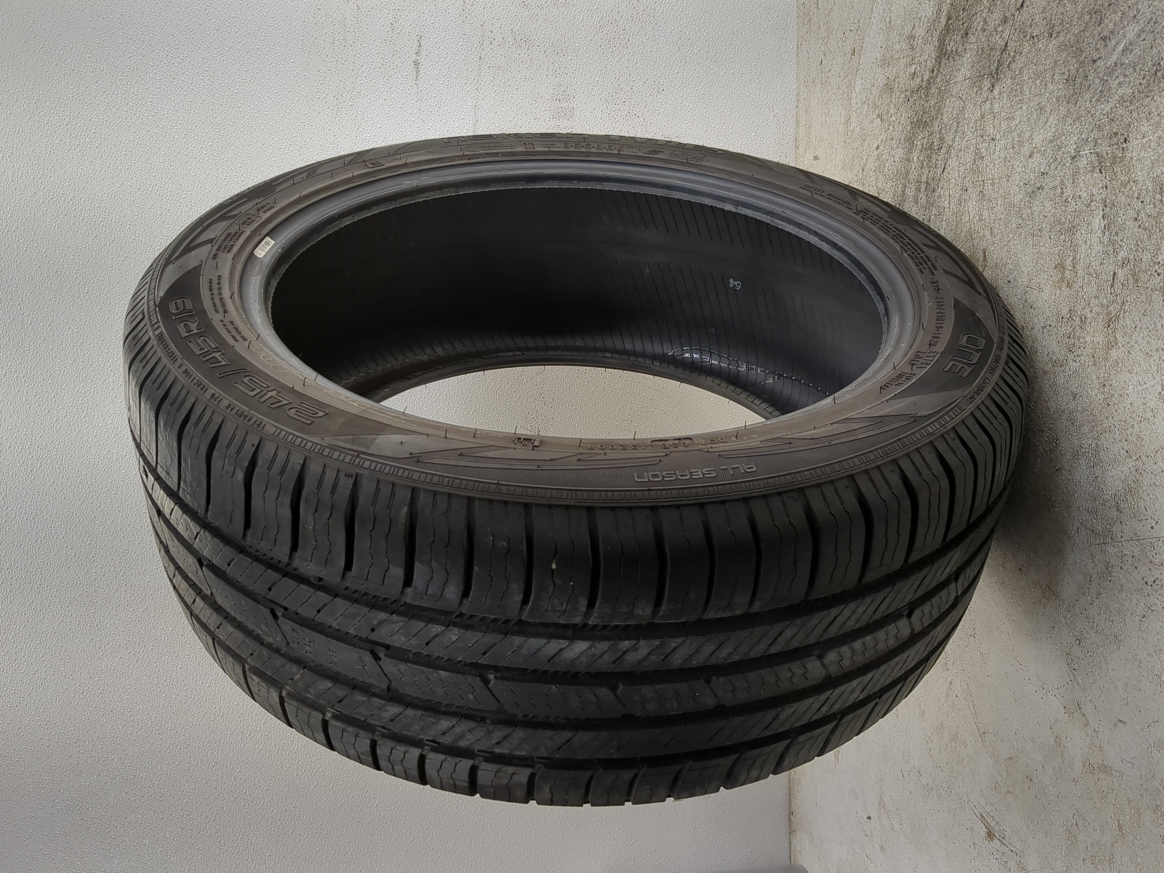 Picture of Used Tire 245/45R19 NOKIAN TYRE ONE 102V - Tread Depth 10/32