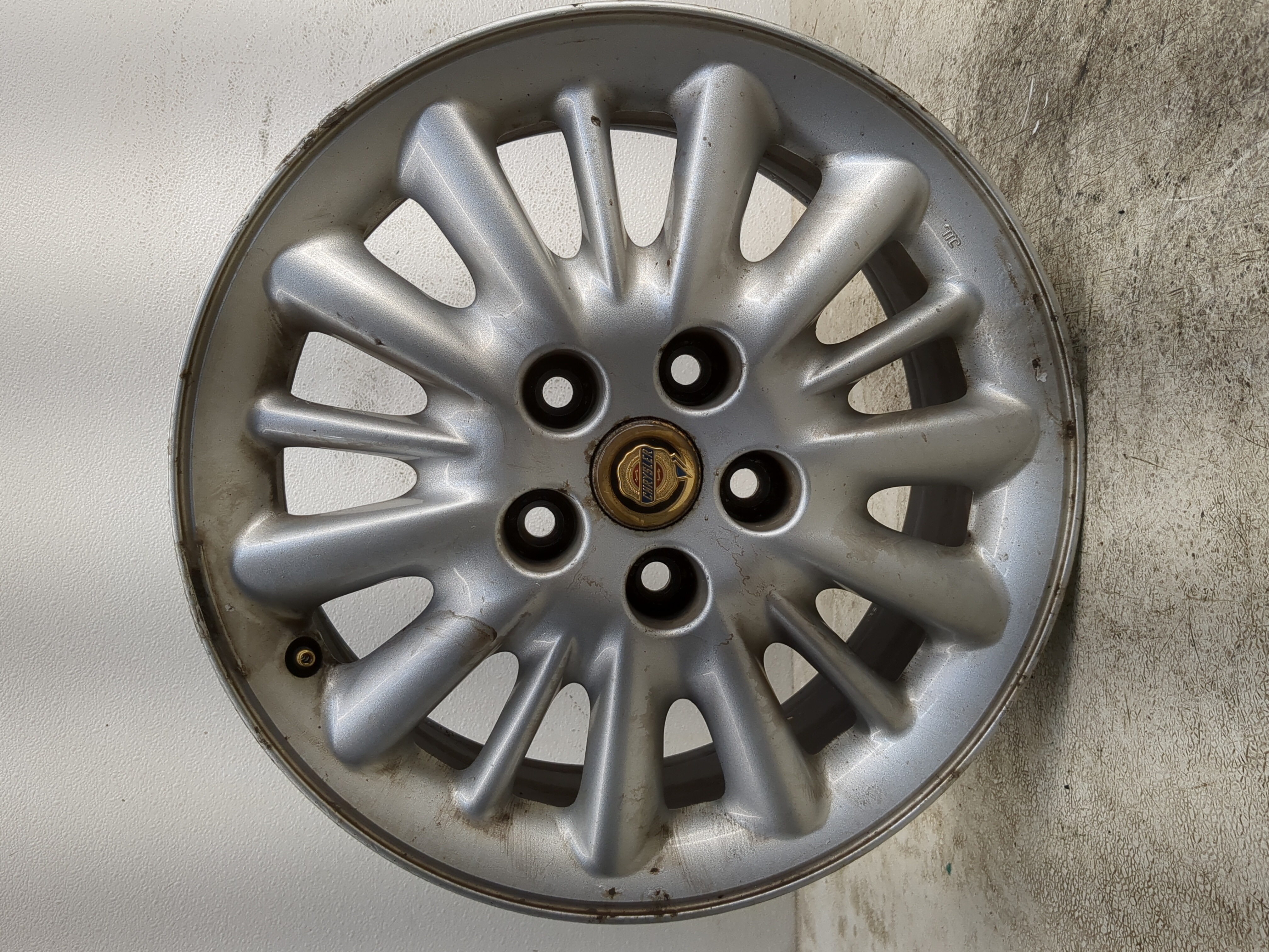 2001-2003 Chrysler Town & Country Oem Wheel Rim 1212737 - Oemusedautoparts1.com