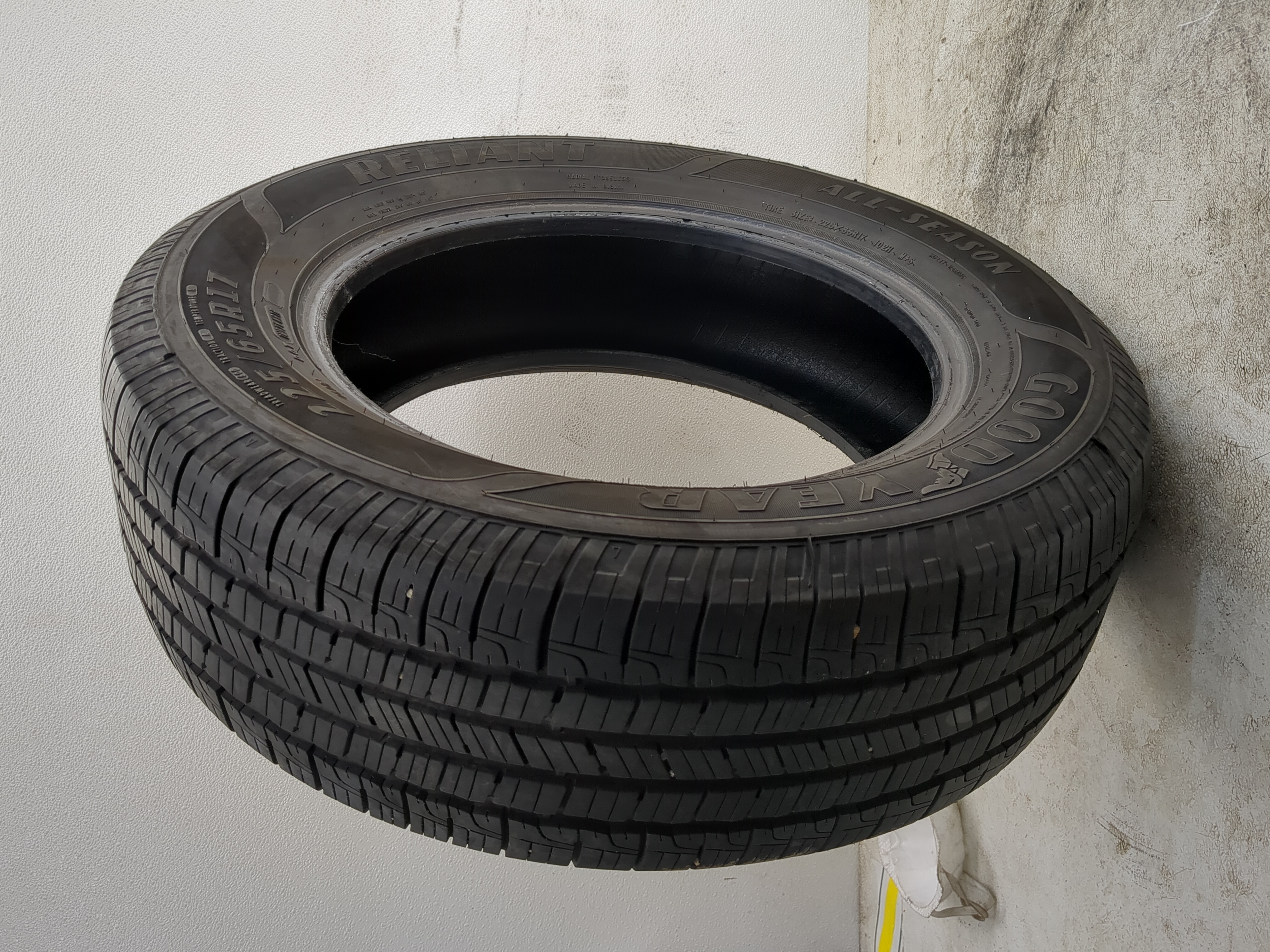 Picture of Used Tire 225/65R17 GOODYEAR RELIANT ALL SEASON 102H - Tread Depth 8.5/32