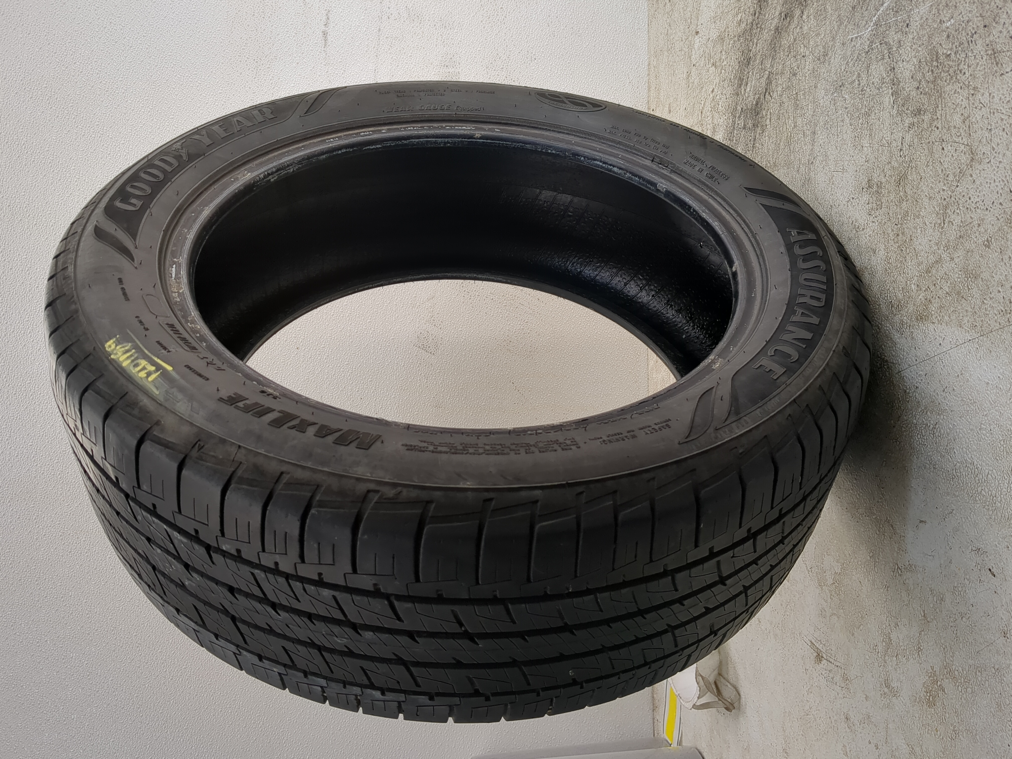 Picture of Used Tire 235/50R18 GOODYEAR ASSURANCE 97V - Tread Depth 7/32