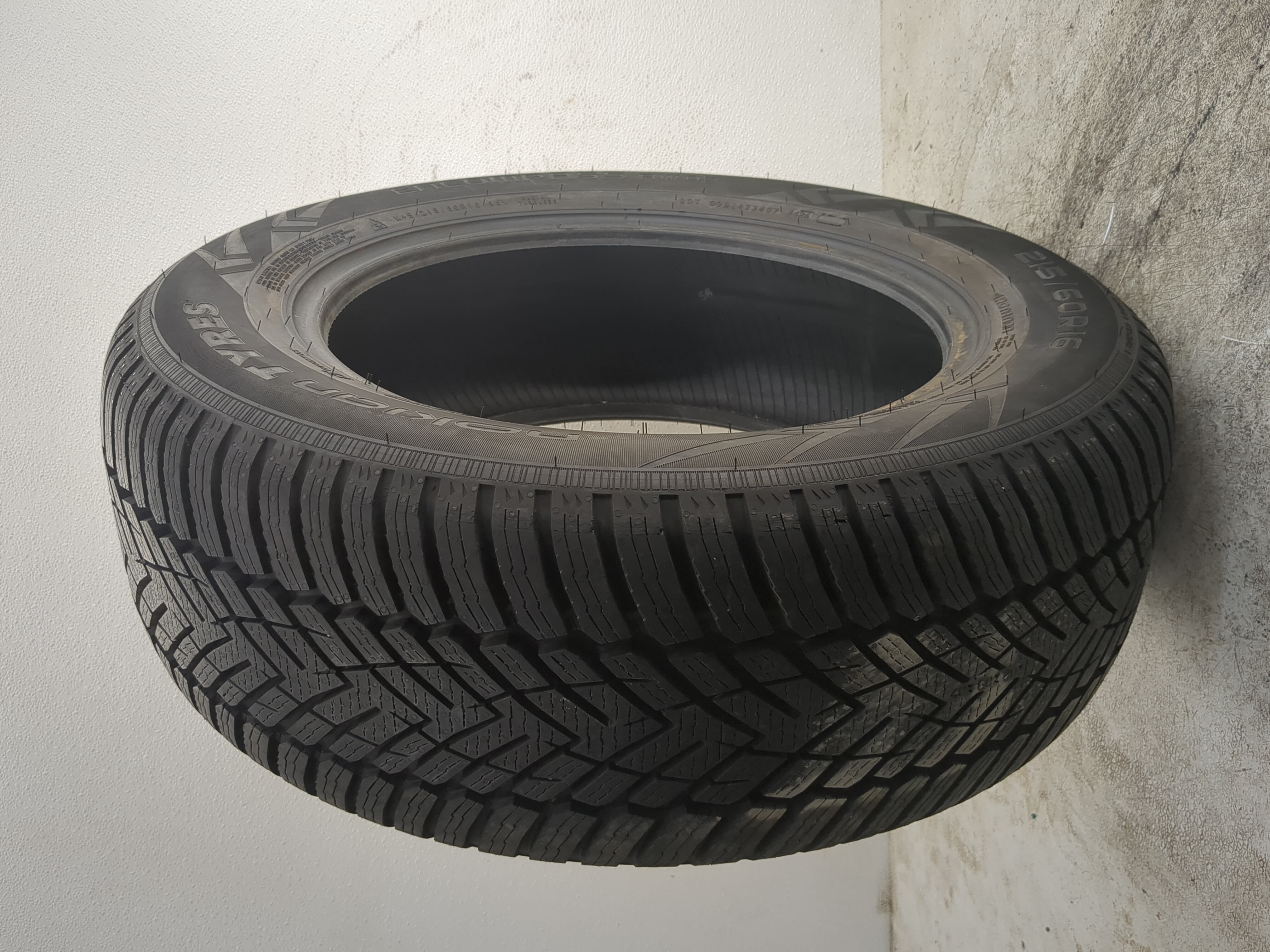 Picture of Used Tire 215/60R16 NOKIAN TYRES ENCOMPASS AW 02 95V - Tread Depth 12/32