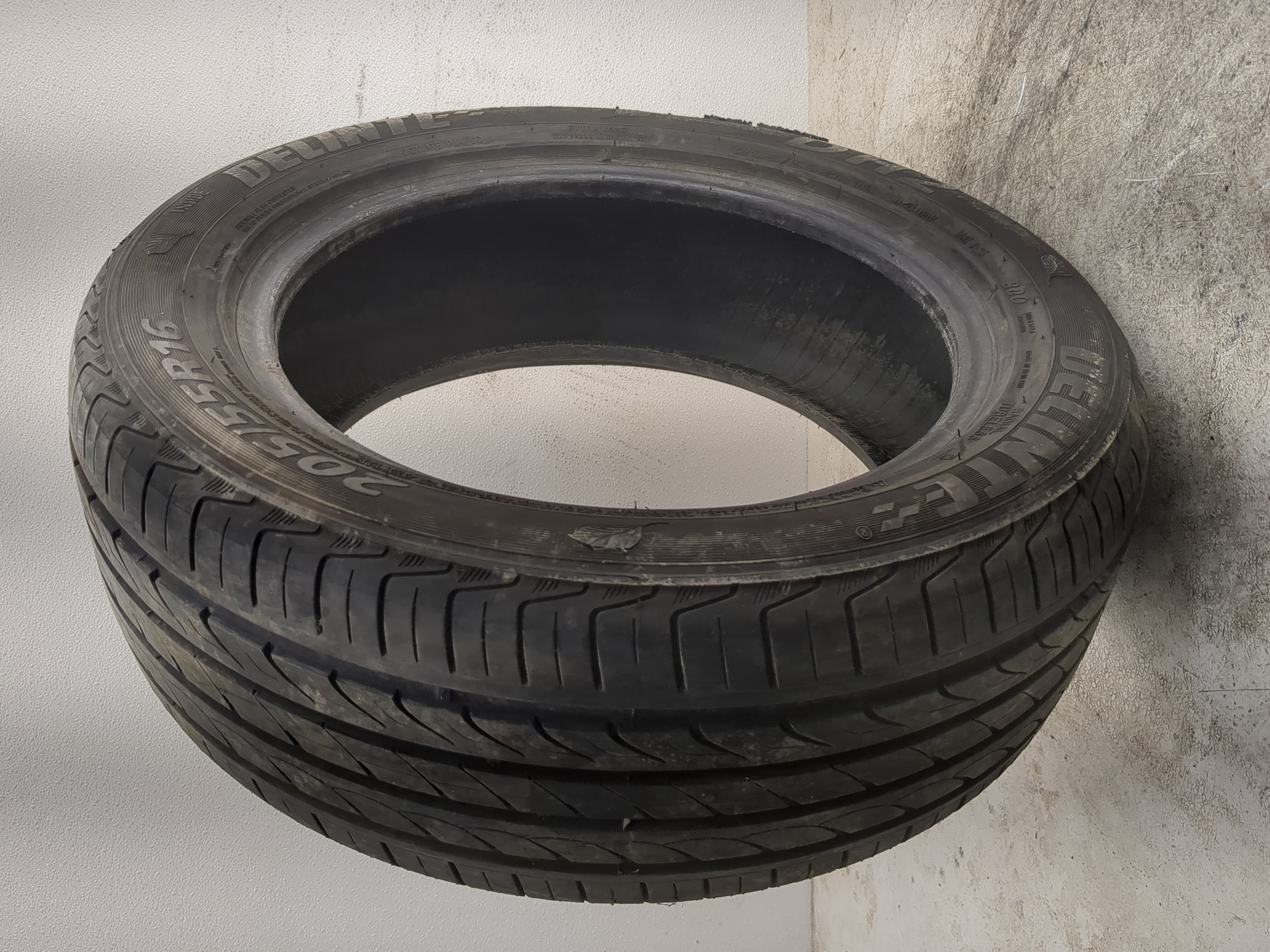 Picture of Used Tire 205/55ZR16 DELINTE DH2 94W - Tread Depth 8.5/32