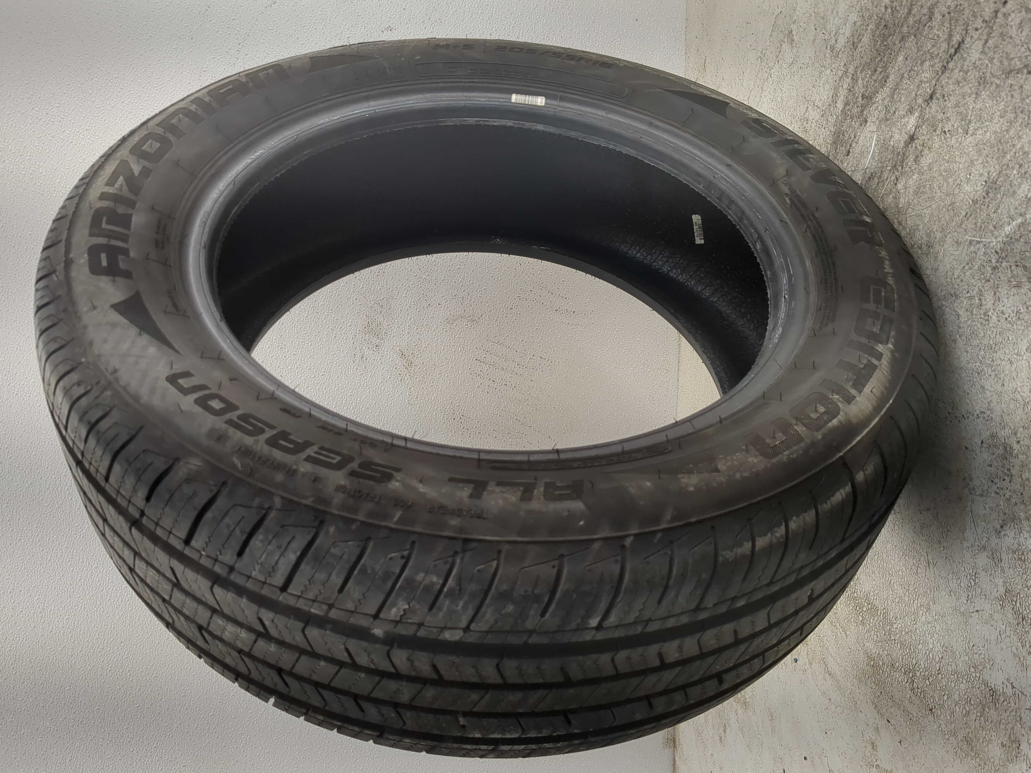 Picture of Used Tire 205/55R16 ARIZONIAN SILVER EDITION ALL SEASON 91V - Tread Depth 9/32
