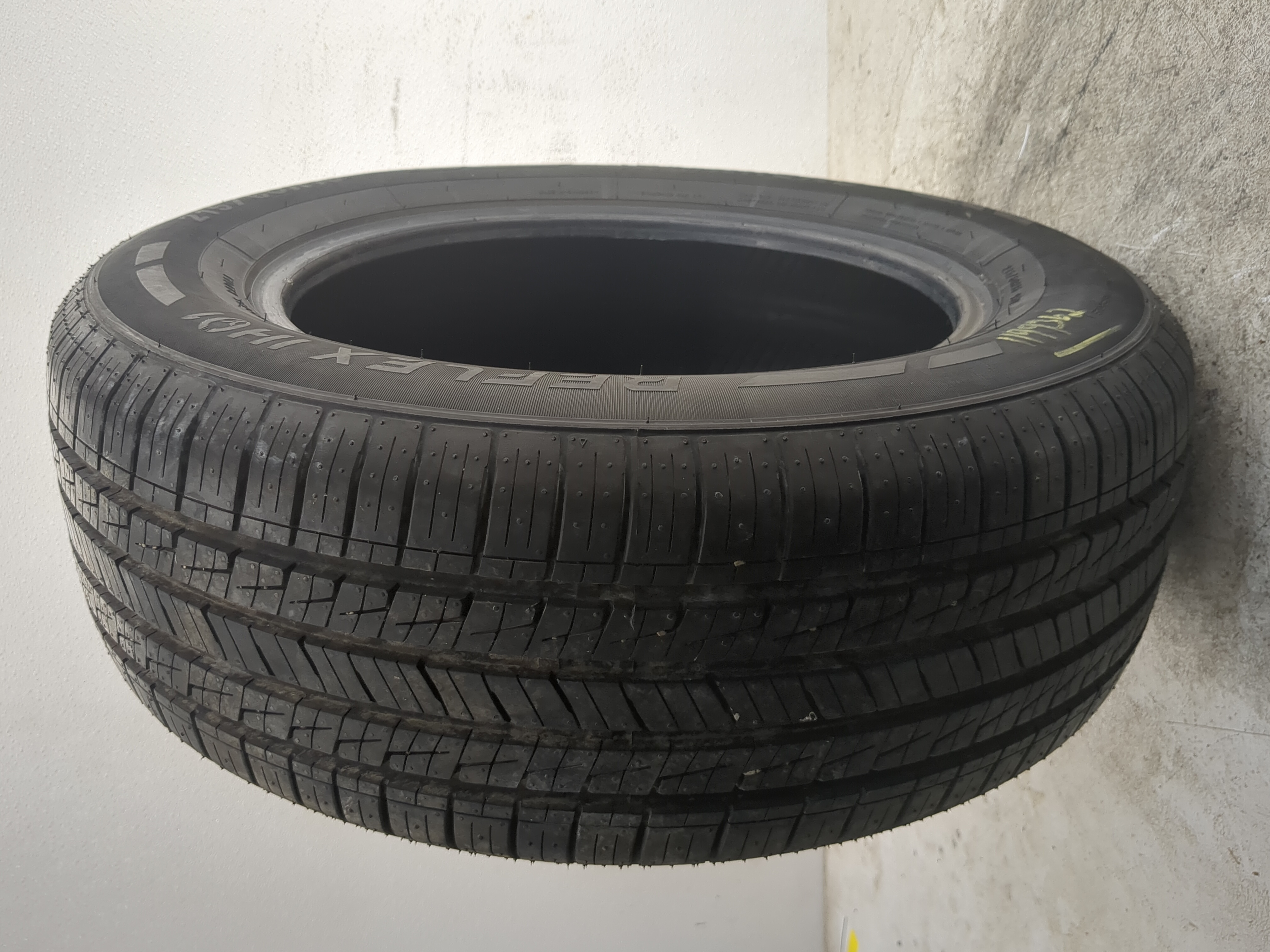 Picture of Used Tire 215/60R18 IRONMAN REFLEX IHO1 95V - Tread Depth 8.5/32