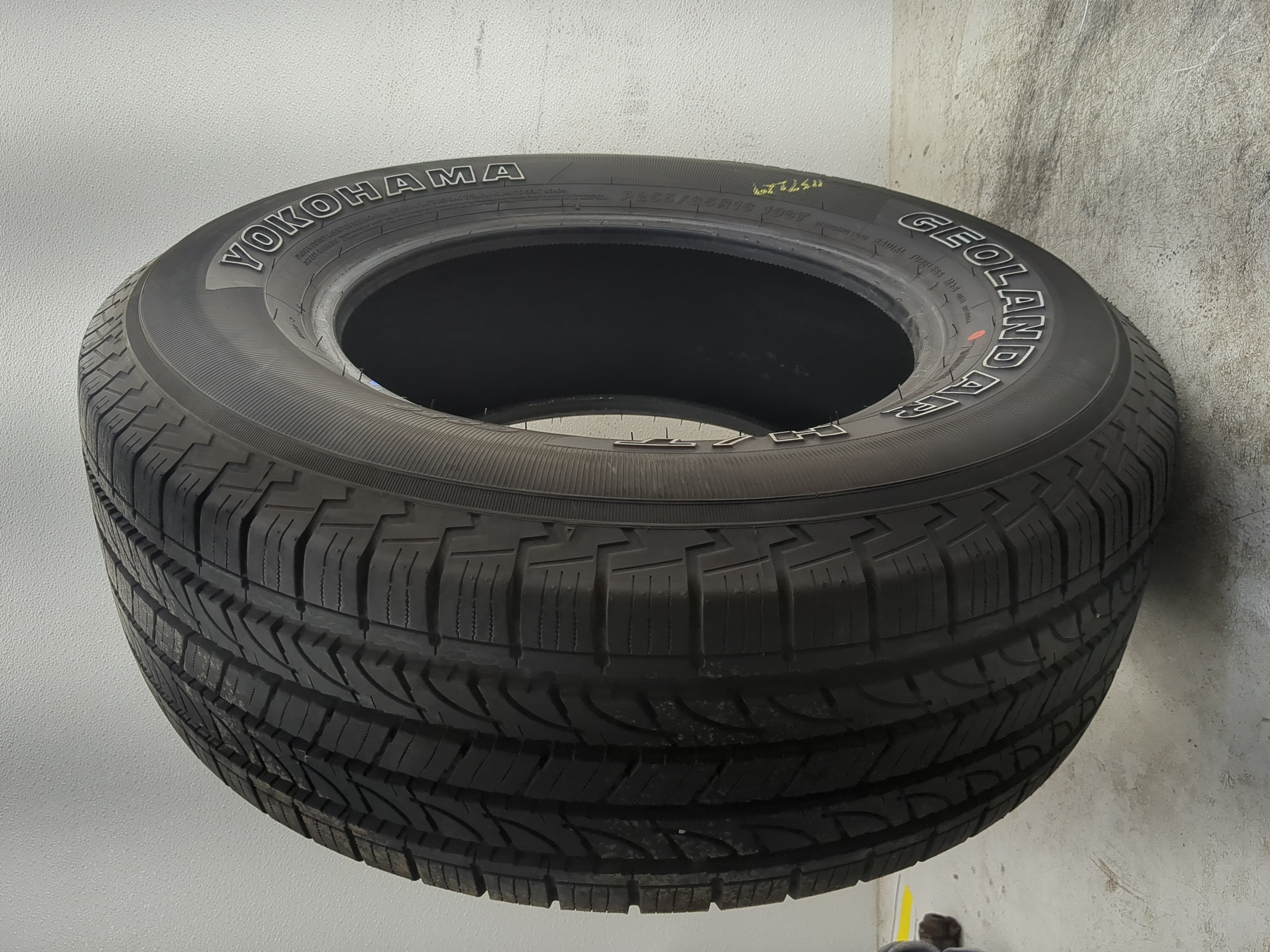 Picture of Used Tire P255/65R16 YOKOHAMA GEOLANDER H/T 106T - Tread Depth 11.5/32