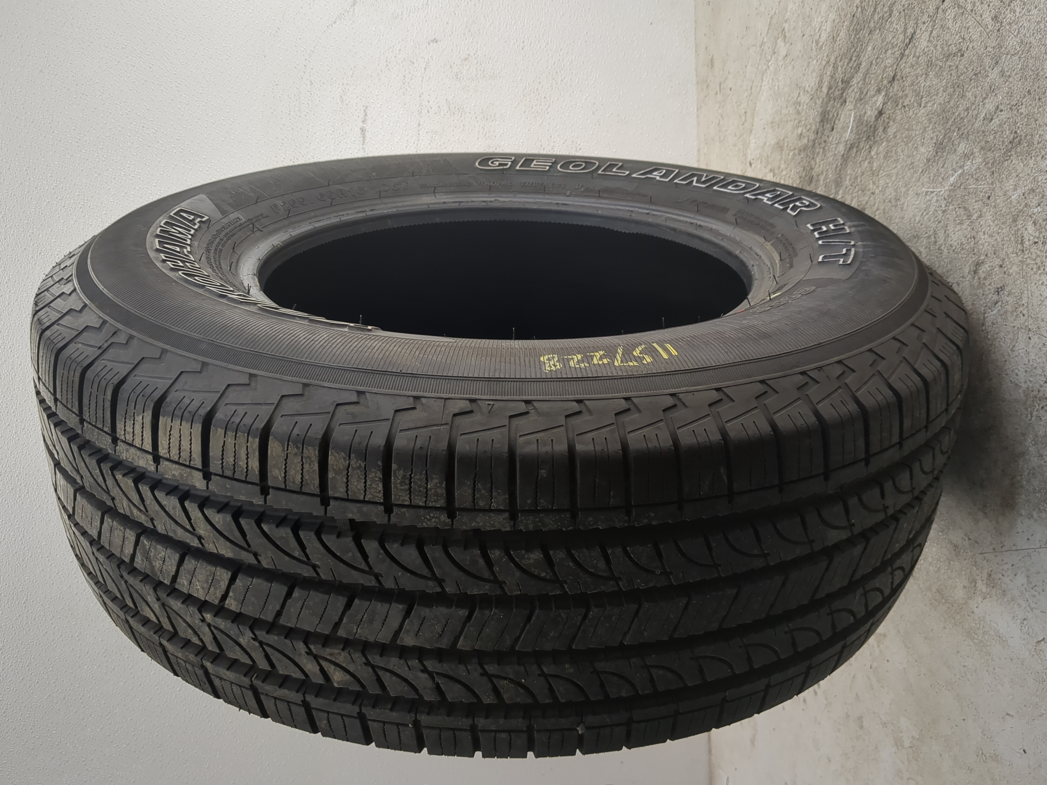 Picture of Used Tire P255/65R16 YOKOHAMA GEOLANDER H/T 106T - Tread Depth 11.5/32