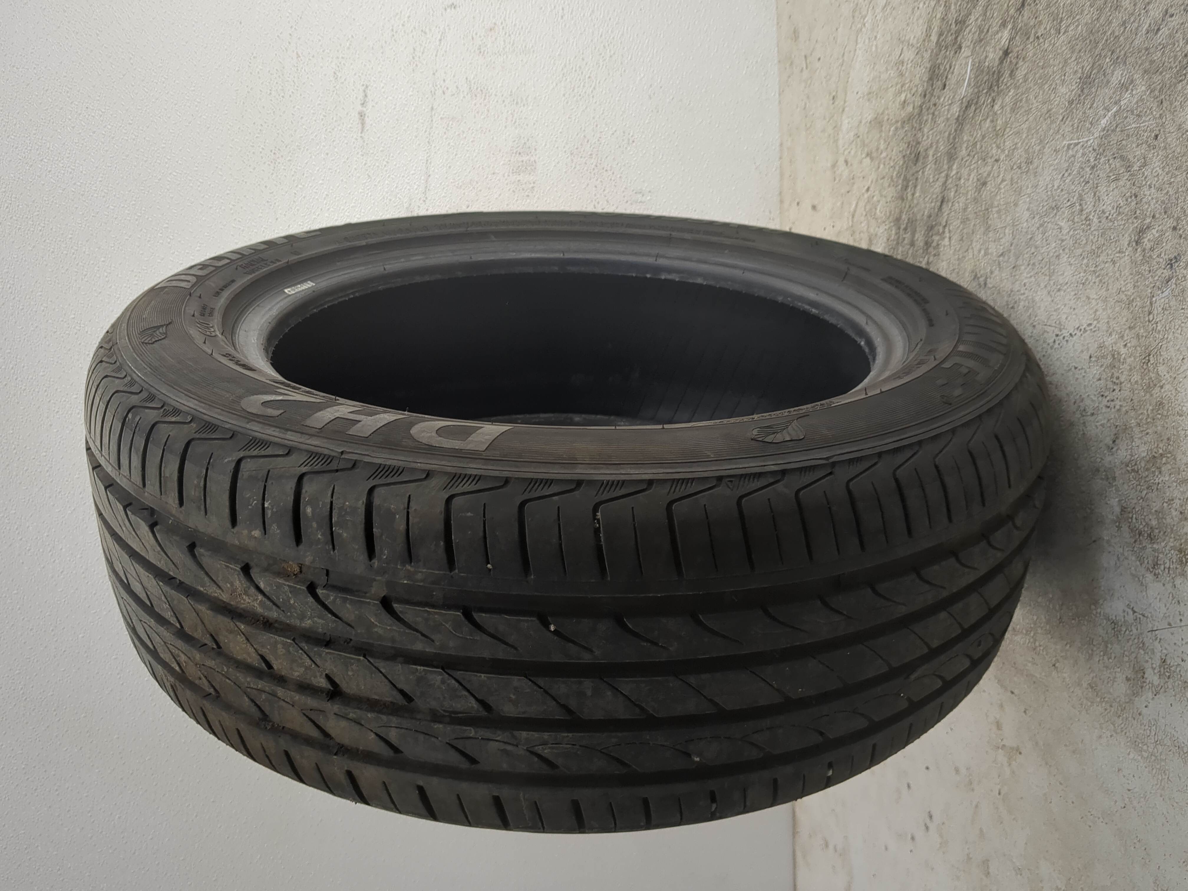 Picture of Used Tire 205/55R16 DELINTE DH2 94W - Tread Depth 7/32