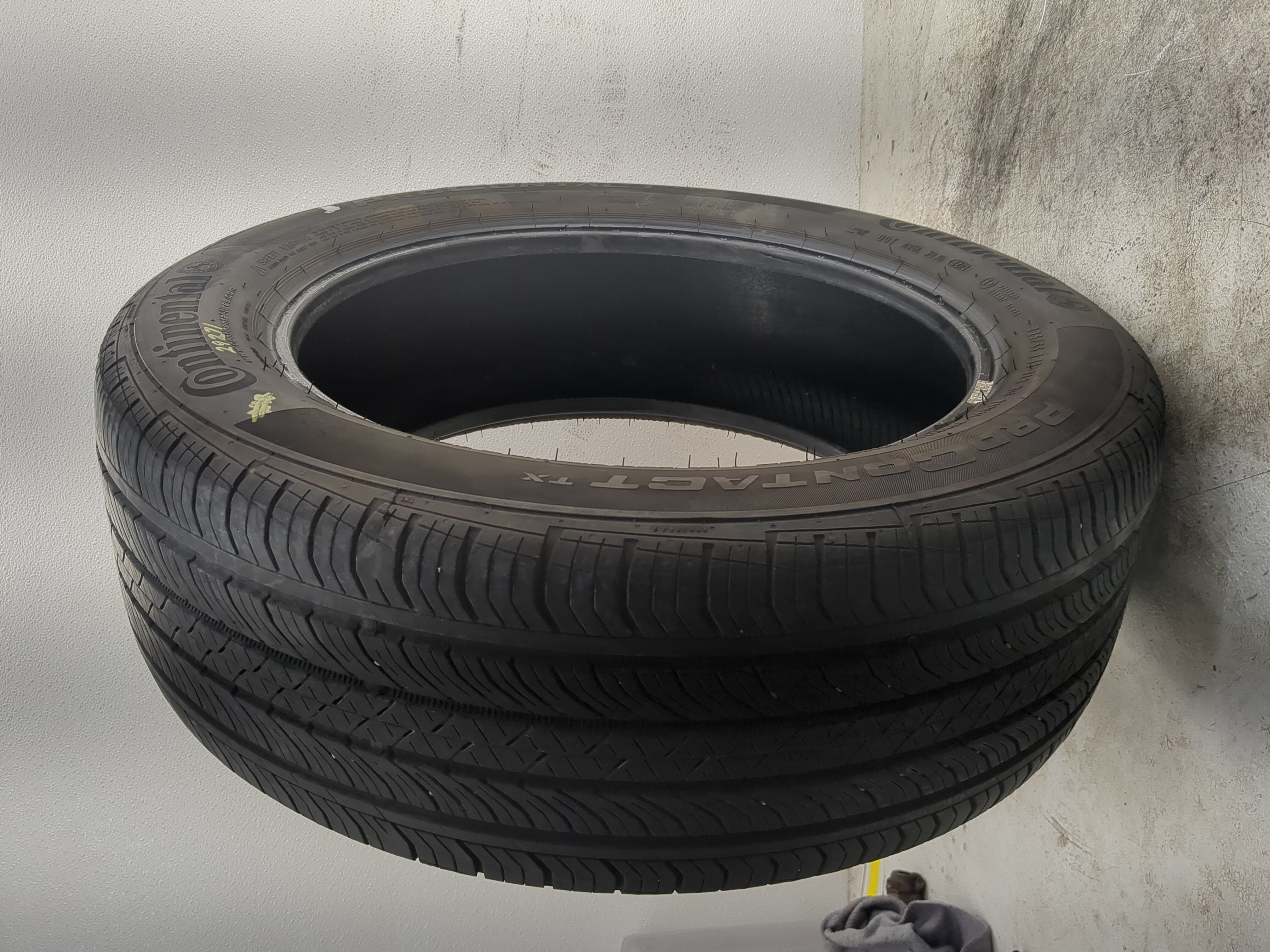 Picture of Used Tire 225/55R18 CONTINENTAL PROCONTRACT TX 98H - Tread Depth 6.5/32