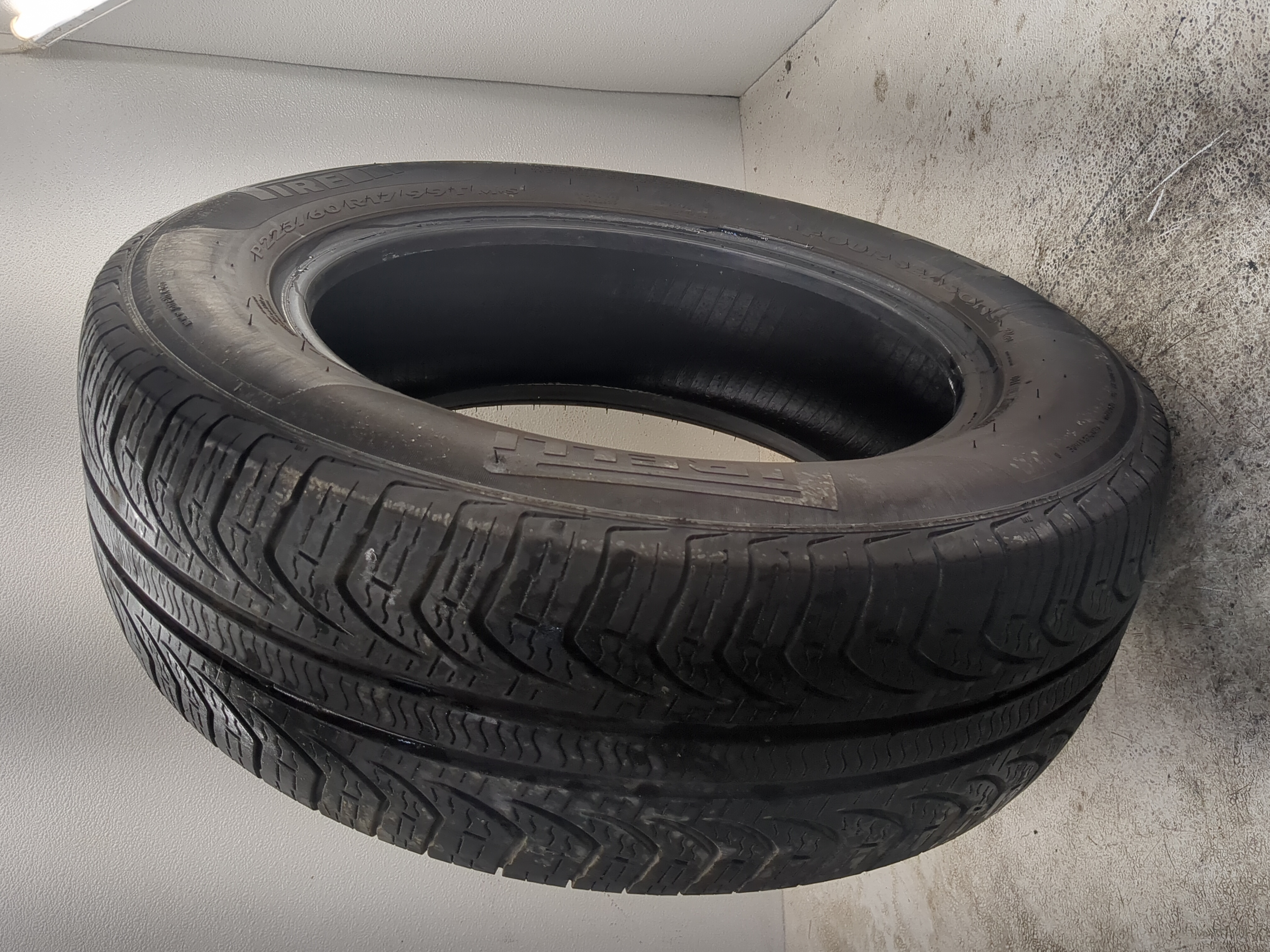 Picture of Used Tire 225/60R17 PIRELLI P4 99T - Tread Depth 9/32