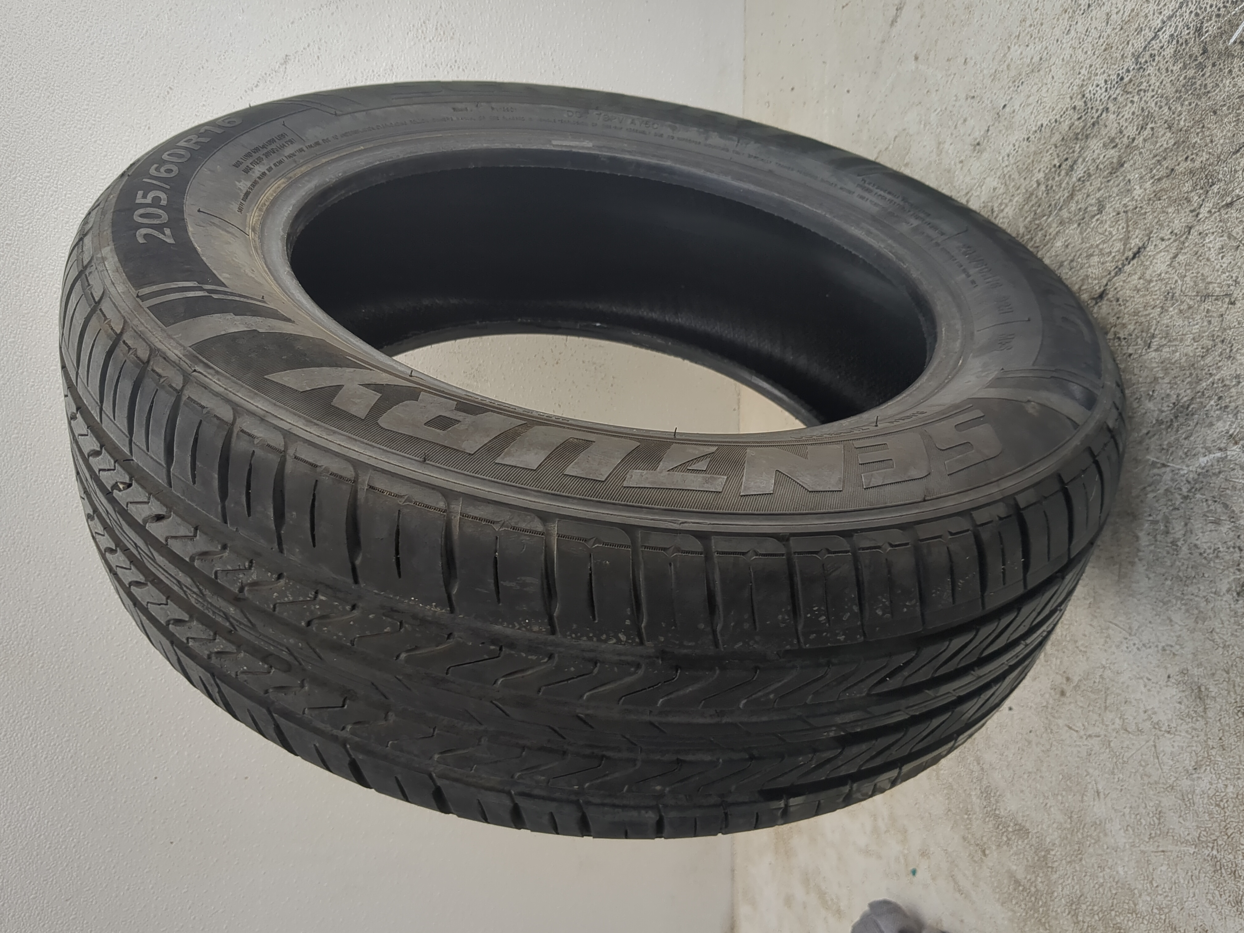 Picture of Used Tire 205/60R16 SENTURY TOURING 92H - Tread Depth 9/32