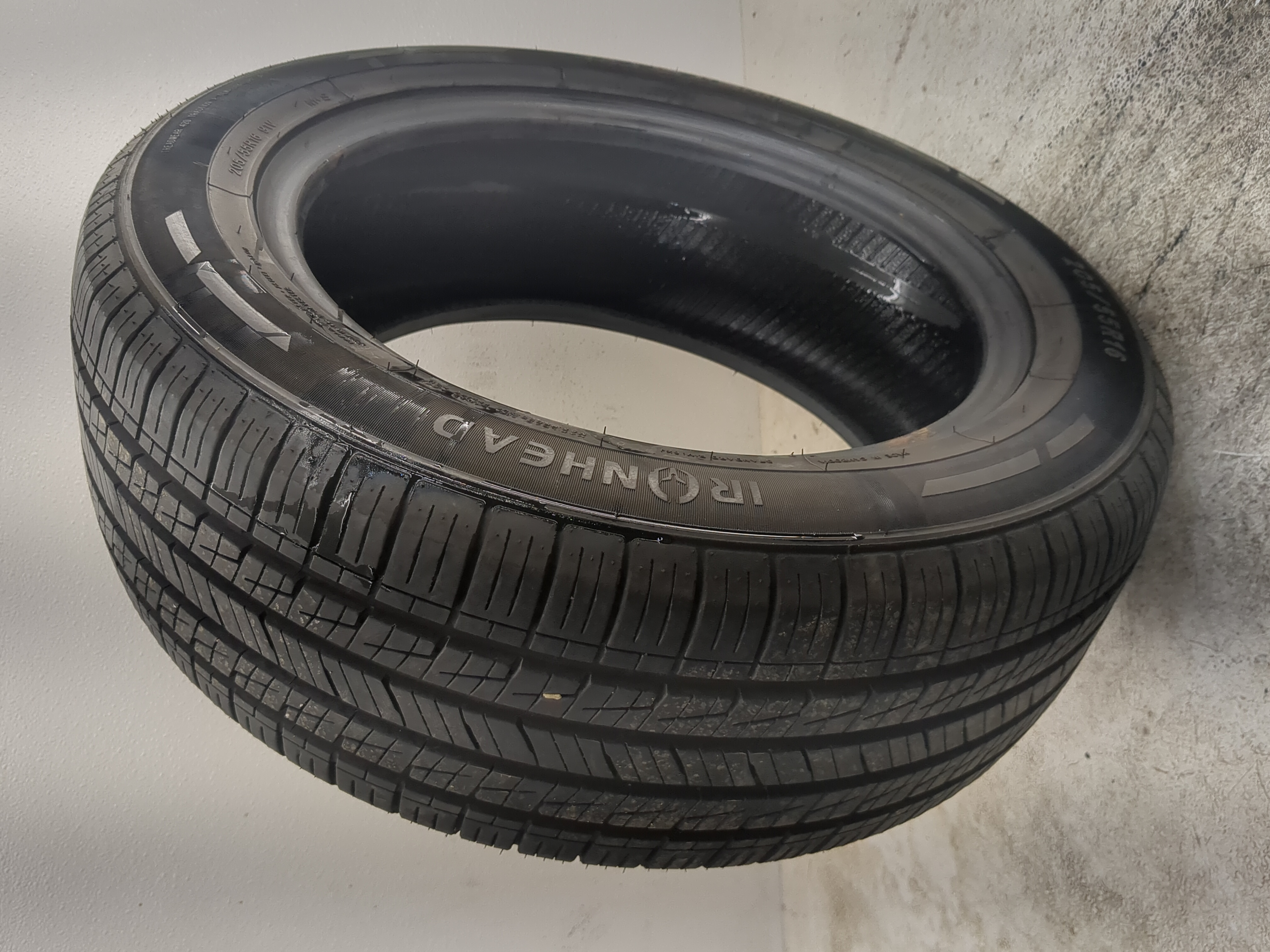 Picture of Used Tire 205/55R16 IRONHEAD REFLEX IHO1 91V - Tread Depth 9.5/32