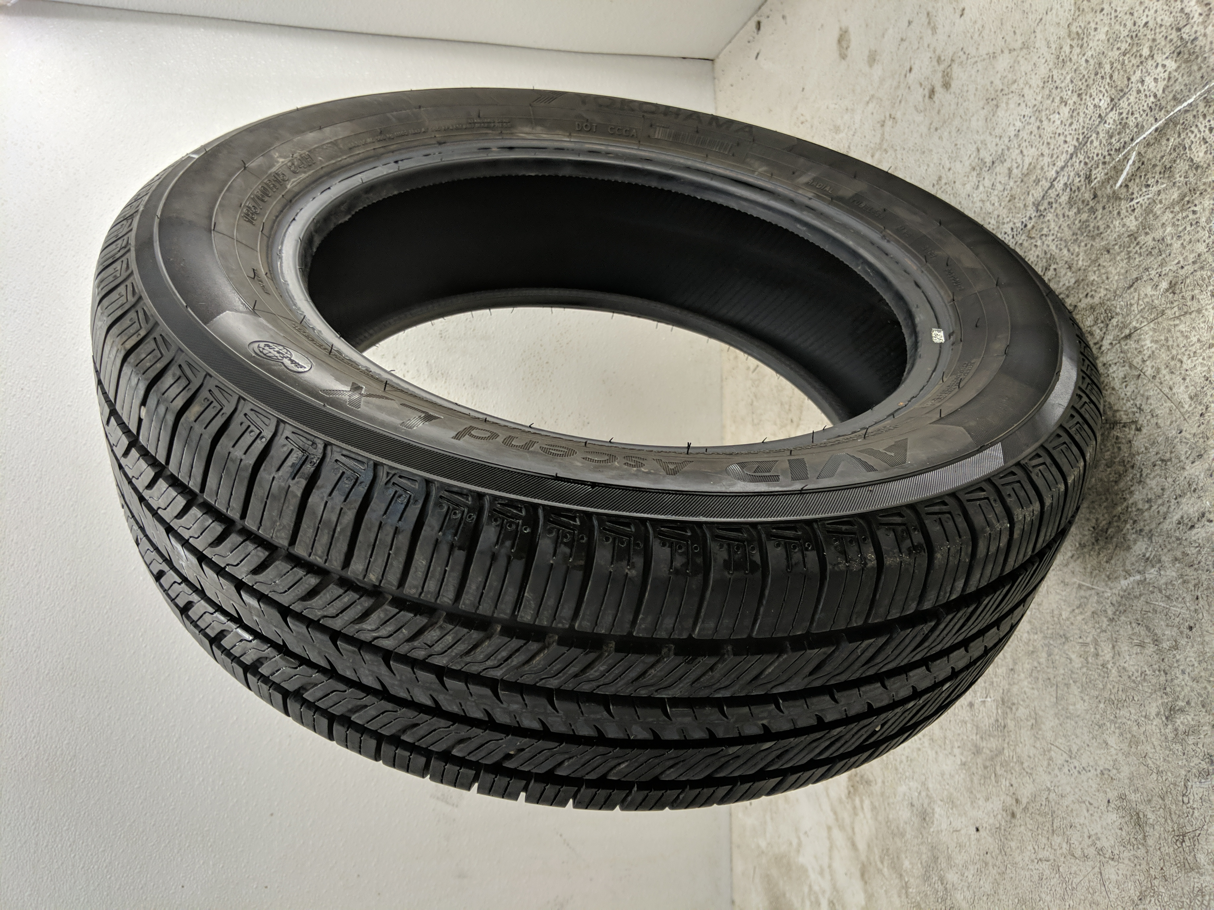 Picture of Used Tire 185/60R15 YOKOHAMA AVID ASCEND LX 84H - Tread Depth 9/32