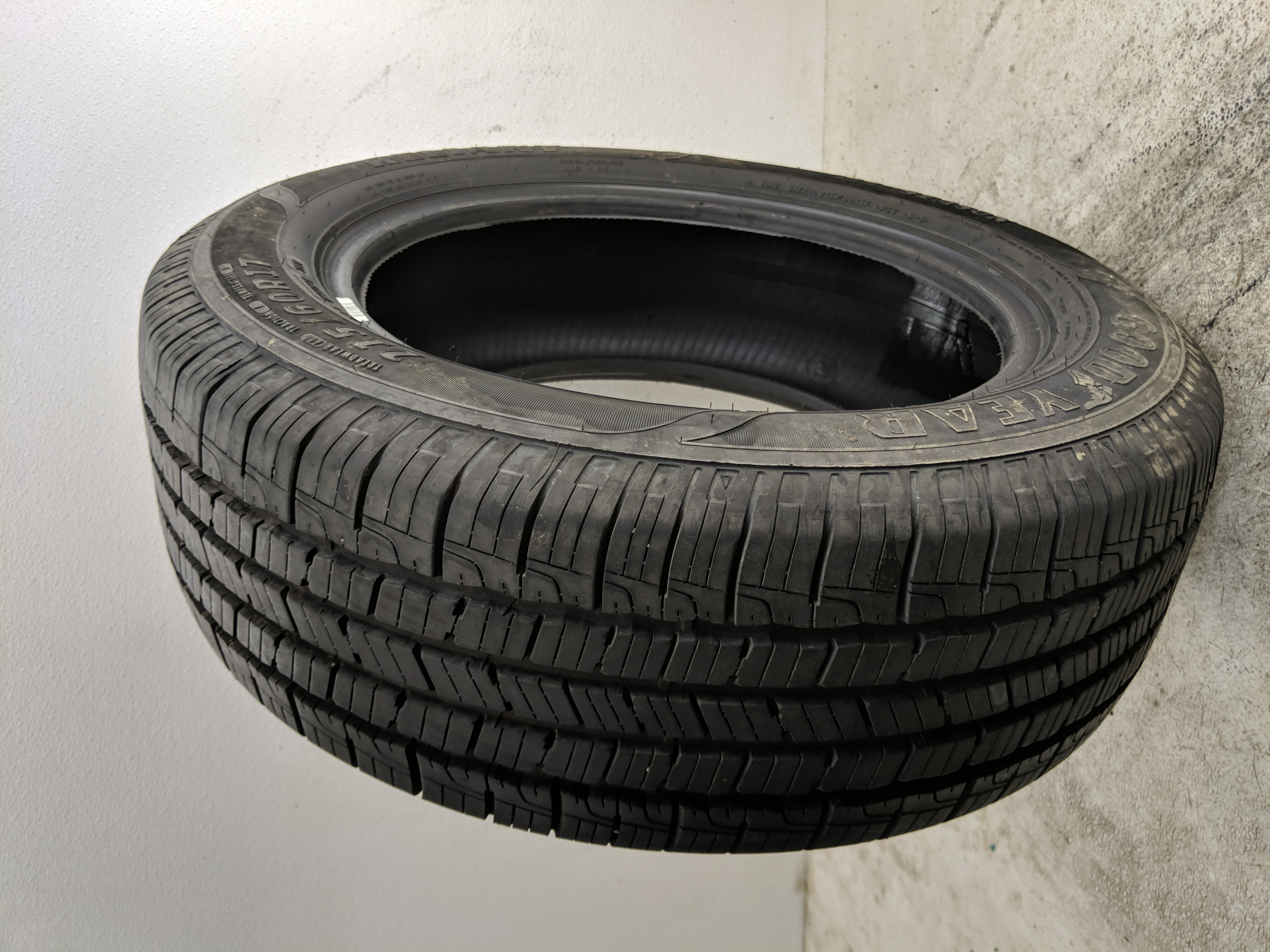 Picture of Used Tire 215/60R17 GOODYEAR RELIANT ALL SEASON 96V - Tread Depth 8.5/32