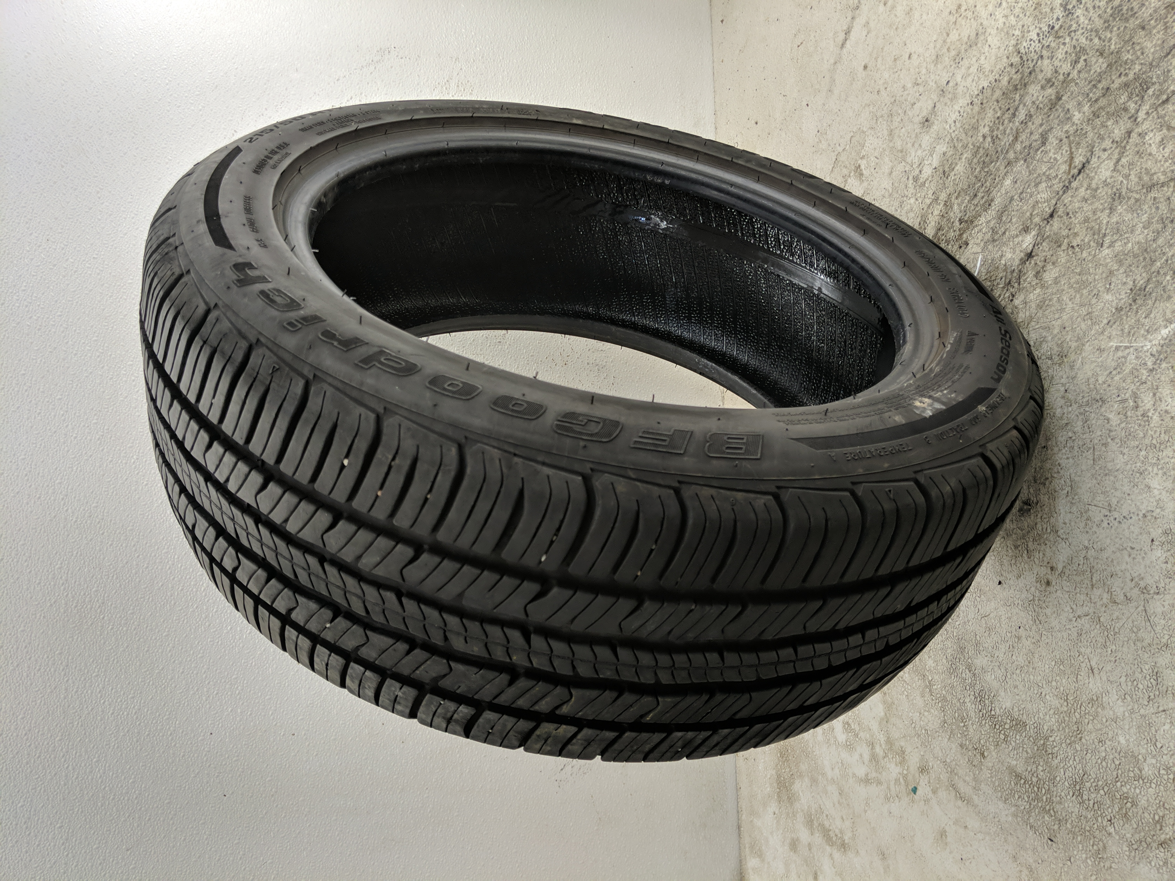 Picture of Used Tire 215/50R17 BFGOODRICH ADVANTAGE CONTROL ALL SEASON 95V - 8/32