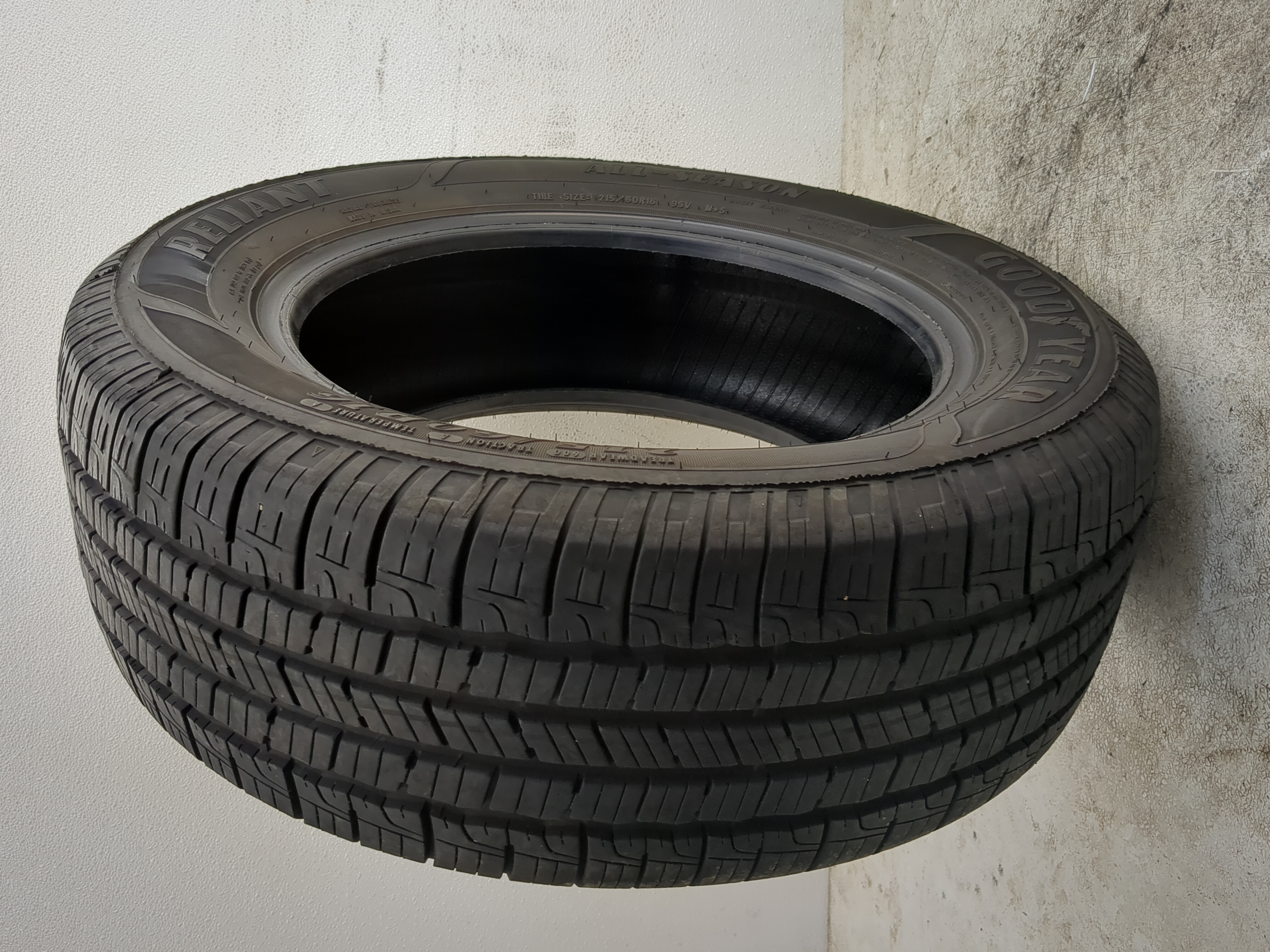 Picture of Used Tire 215/60R16 GOODYEAR RELIANT ALL SEASON 95V - Tread Depth 9/32