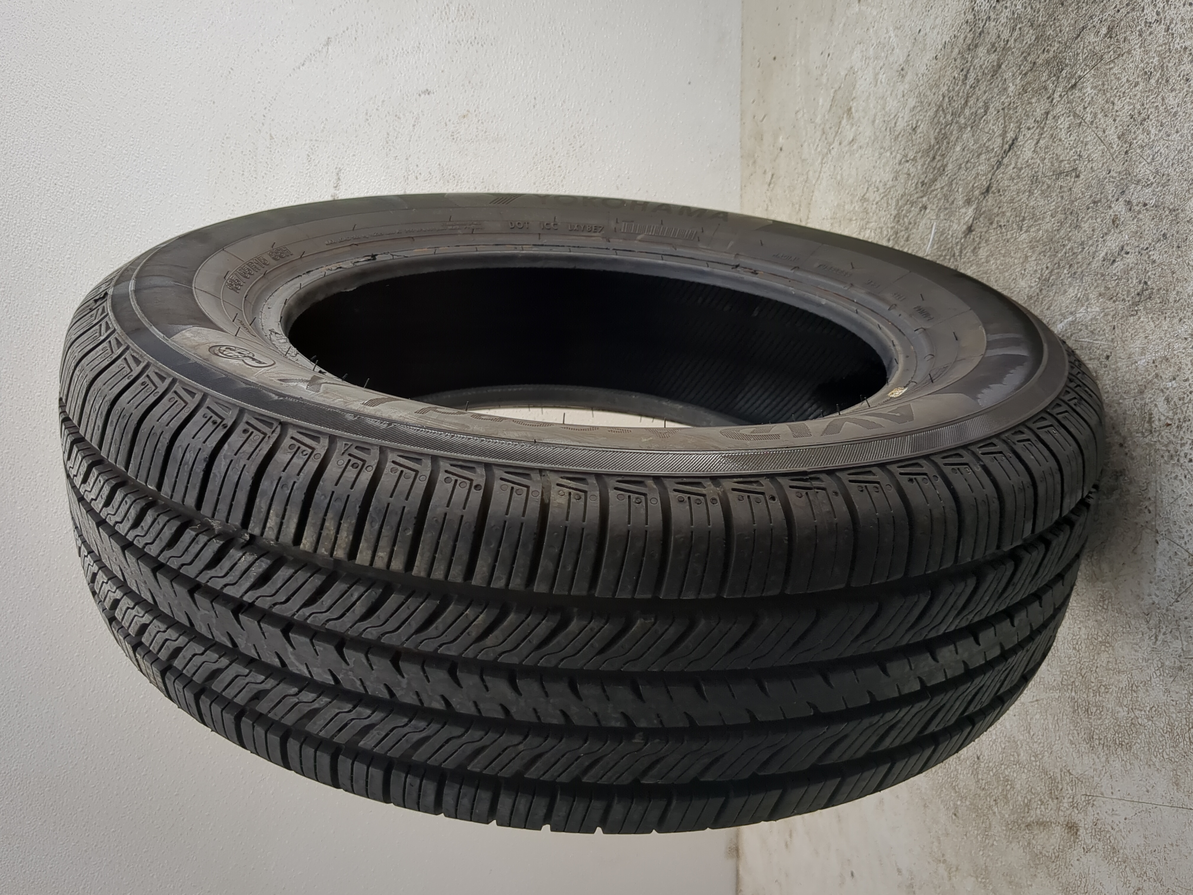 Picture of Used Tire 185/65R15 YOKOHAMA AVID ASCEND LX 88H - Tread Depth 10/32