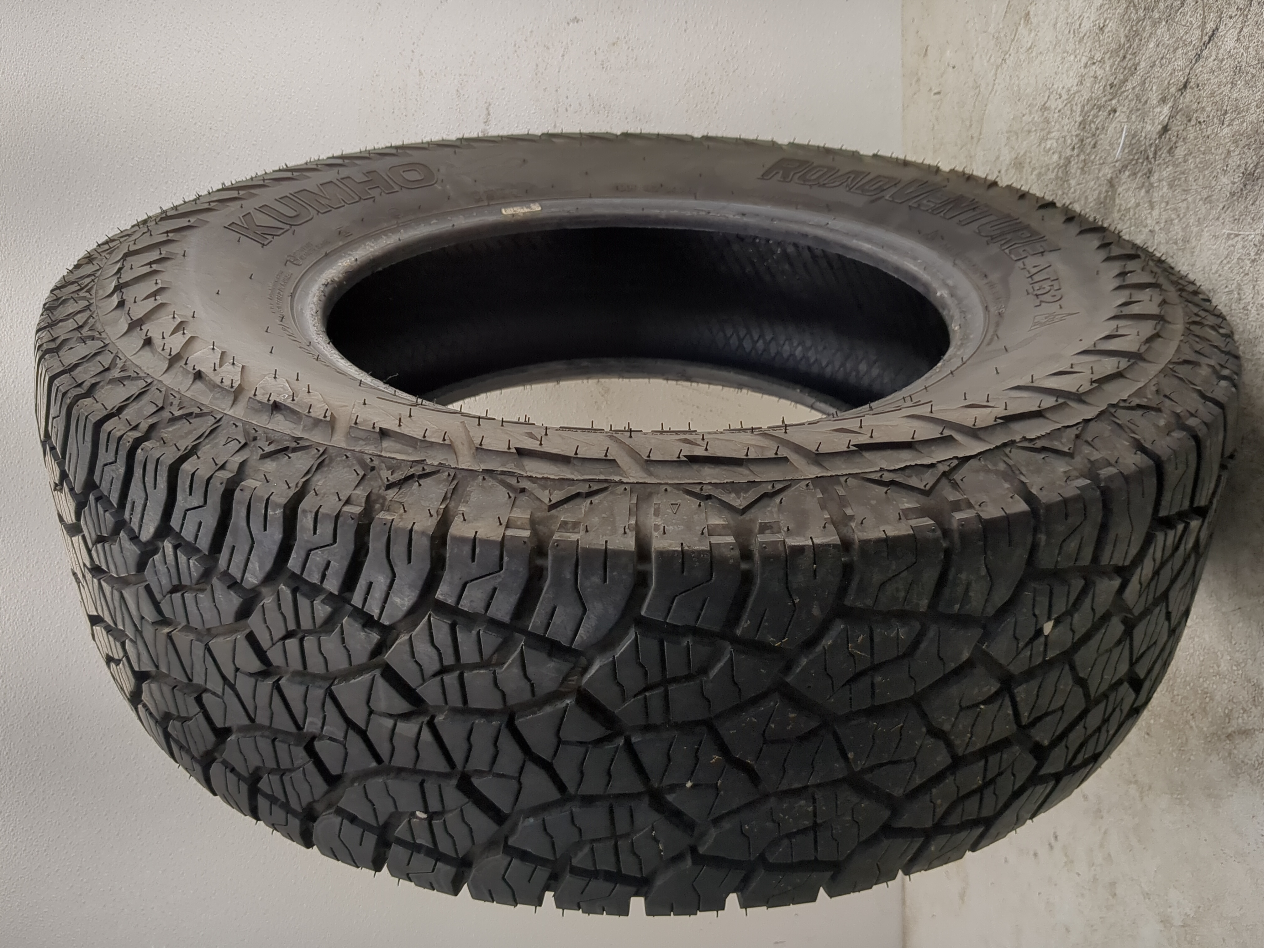 Picture of Used Tire 225/70R17 KUMHO ROADVENTURE AT52 112T - Tread Depth 10/32