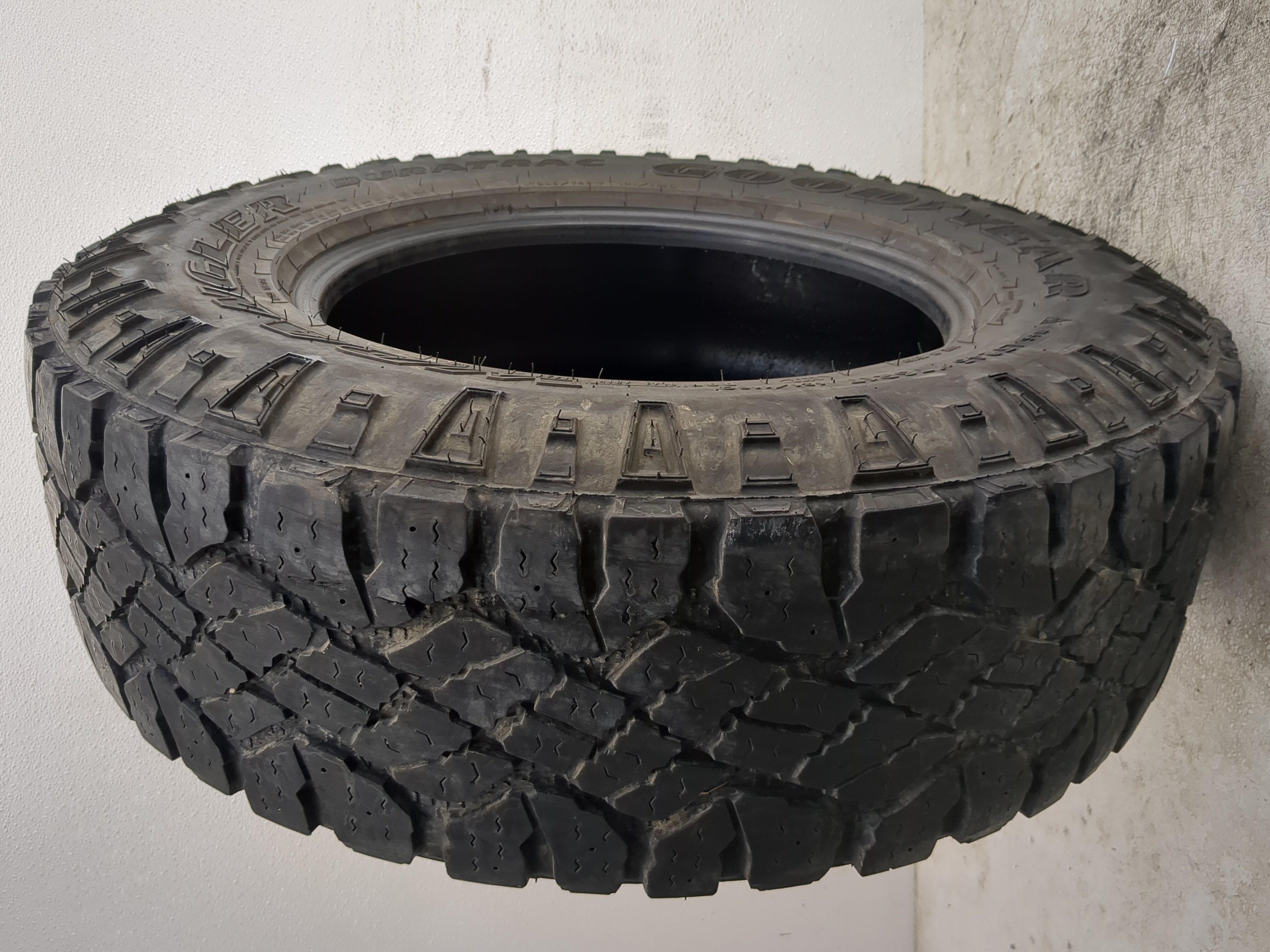 Picture of Used Tire LT245/75R17 GOODYEAR WRANGLER DURATRAC 121/118Q - Tread Depth 9/32