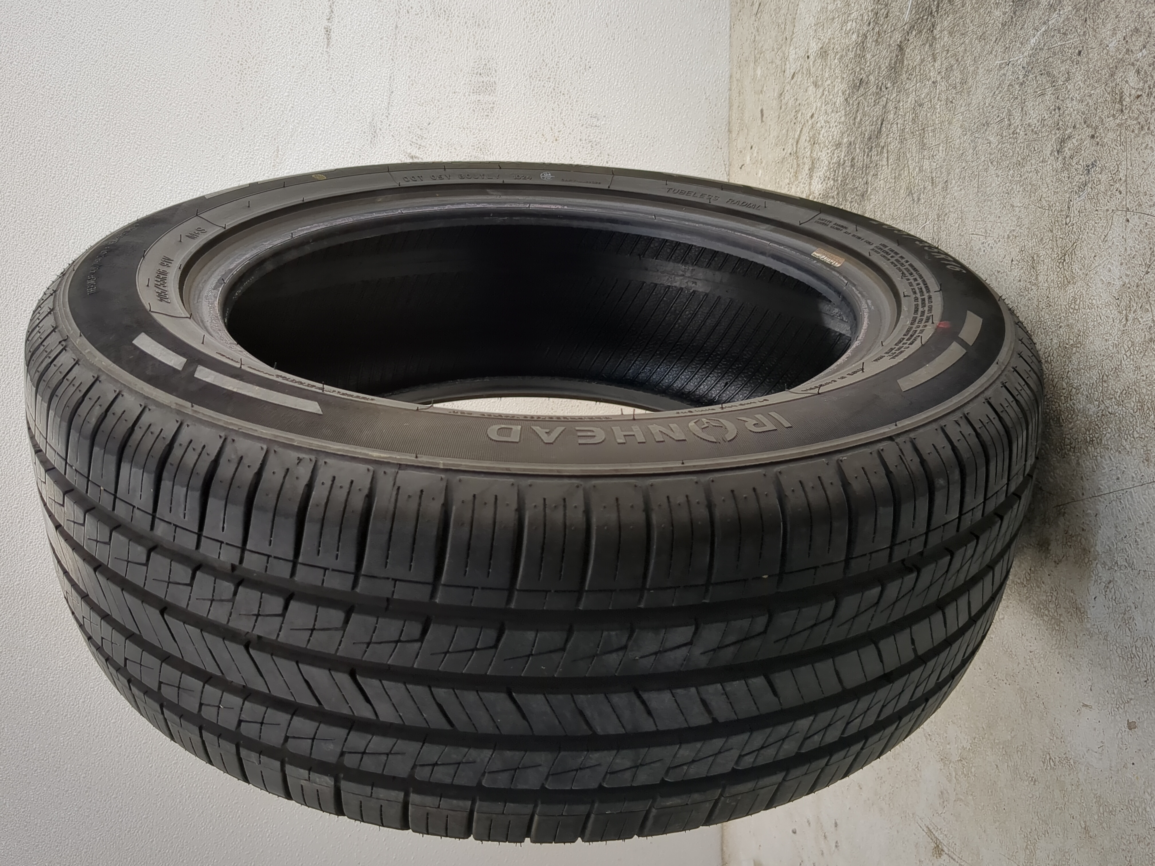 Picture of Used Tire 205/55R16 IRONHEAD REFLEX IHO1 91V - Tread Depth 10/32