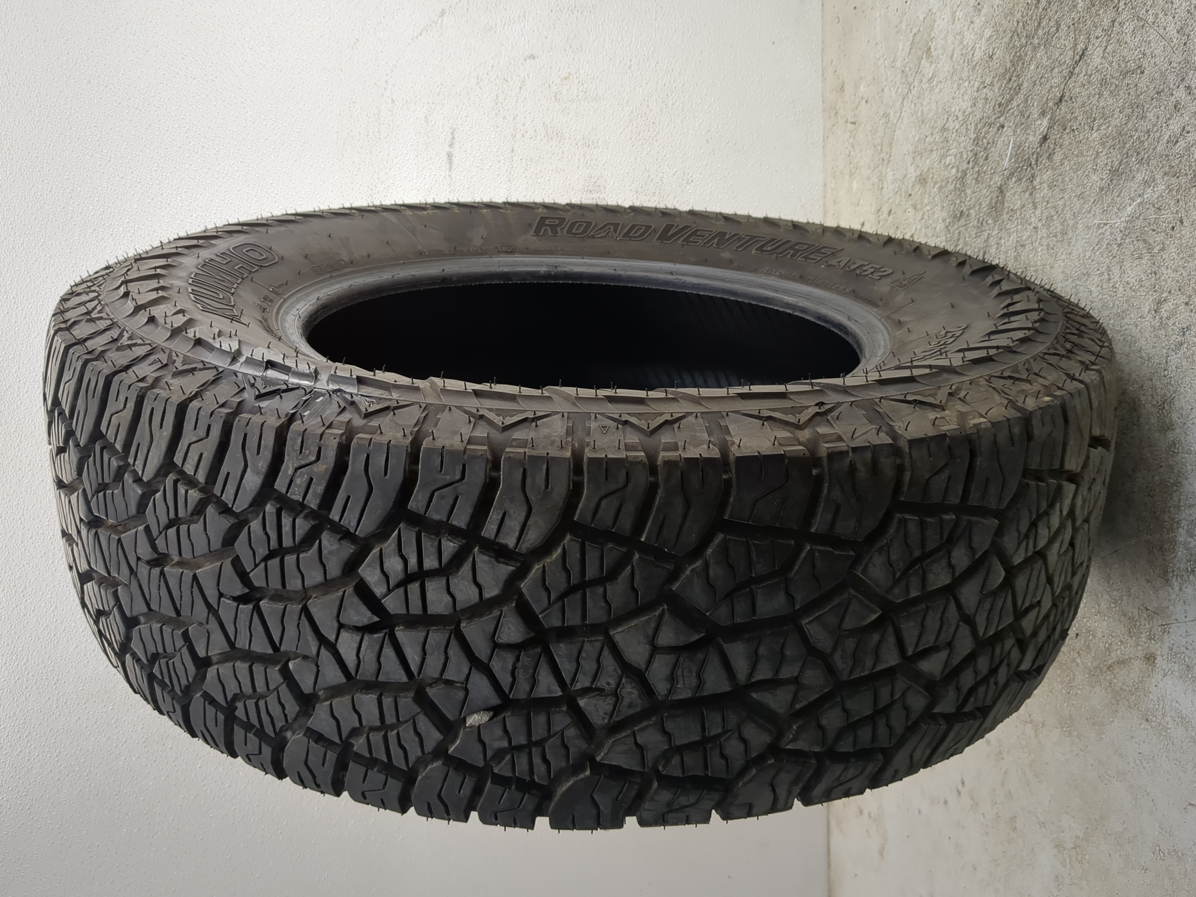 Picture of Used Tire 255/70R17 KUMHO ROADVENTURE AT52 112T - Tread Depth 11/32