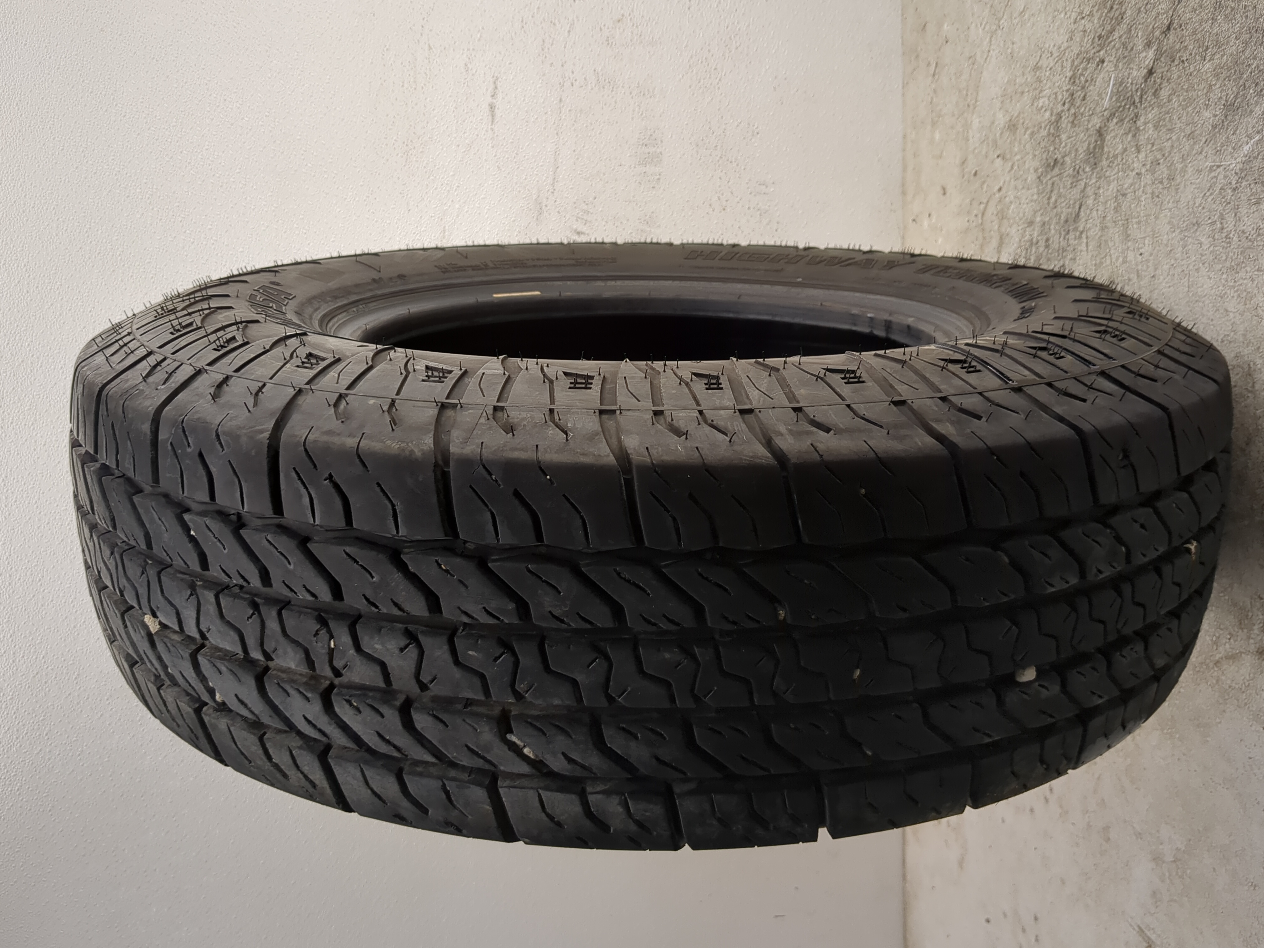 Picture of Used Tire LT245/75R17 CORSA HIGHWAY TERRAIN PLUS 120/116S - Tread Depth 11/32