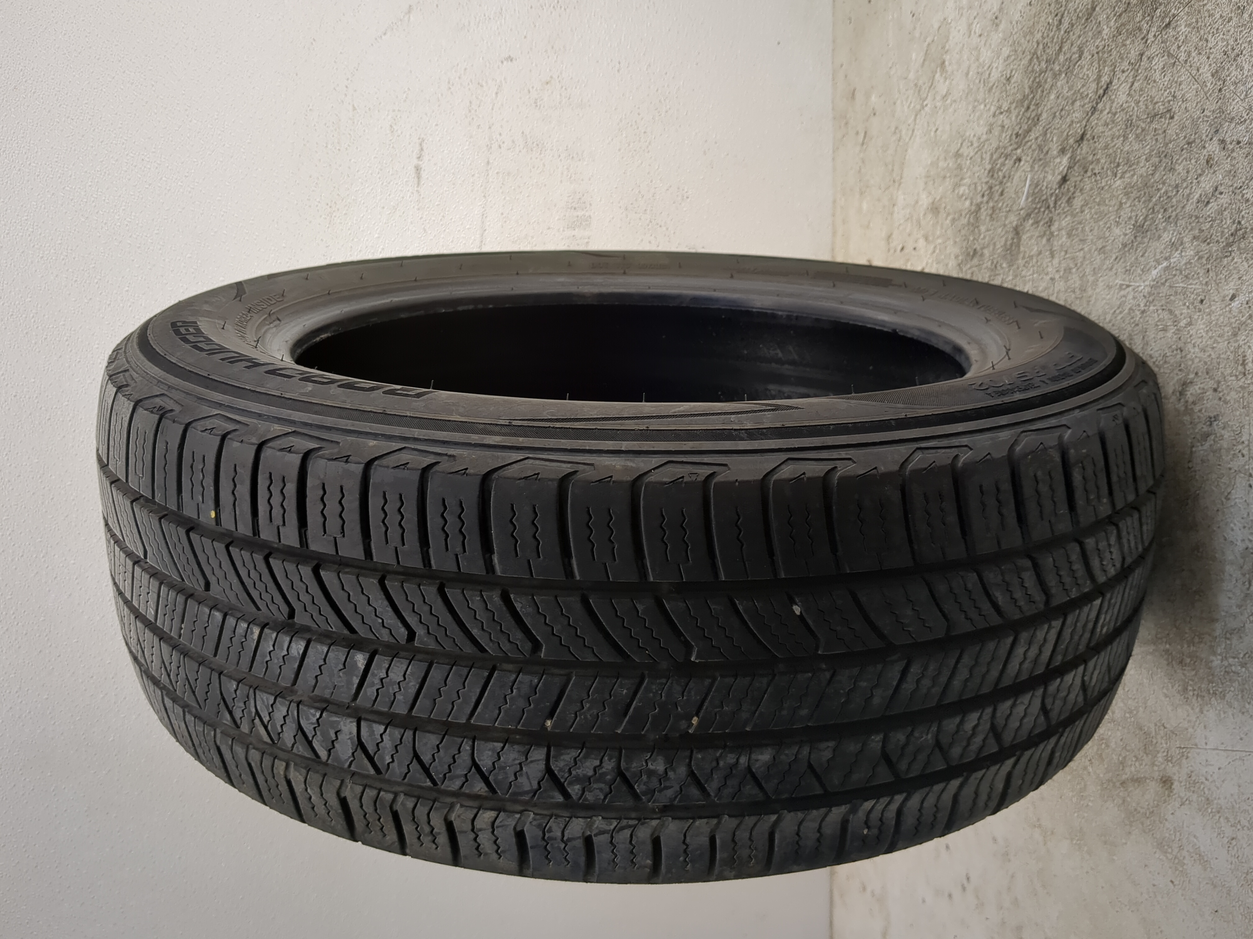 Picture of Used Tire 215/55R17 ROADHUGGER GTP AS/02 94V - Tread Depth 9/32