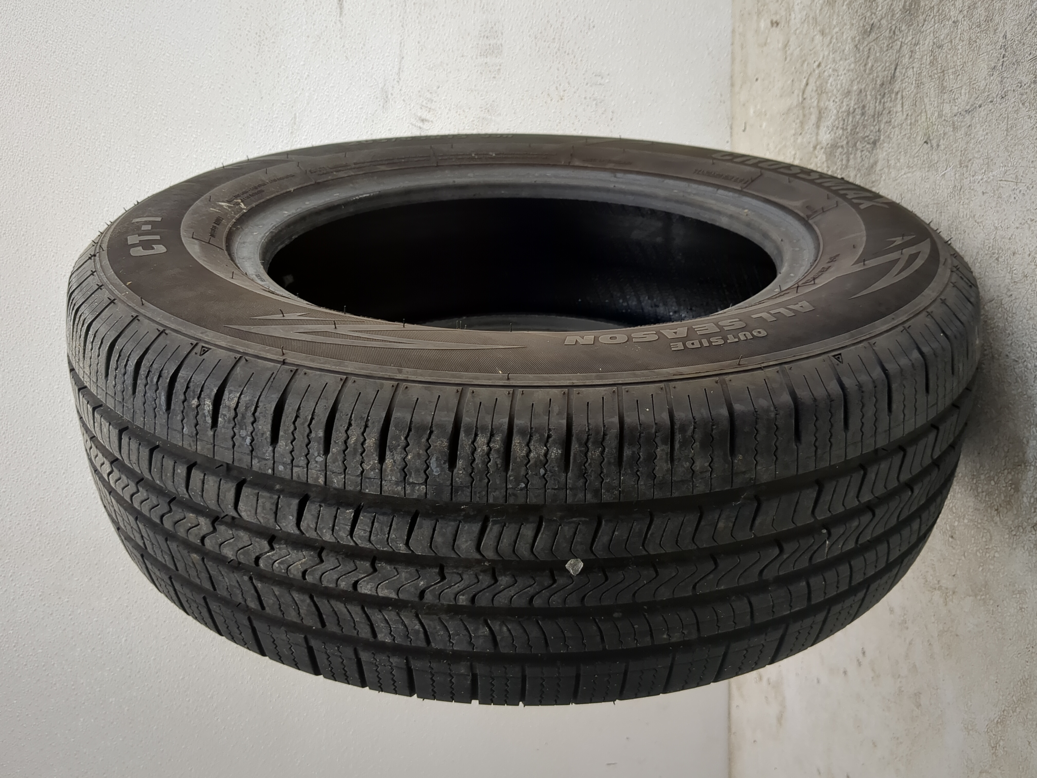 Picture of Used Tire 205/65R15 CROSSMAX CT-1 99H - Tread Depth 8/32