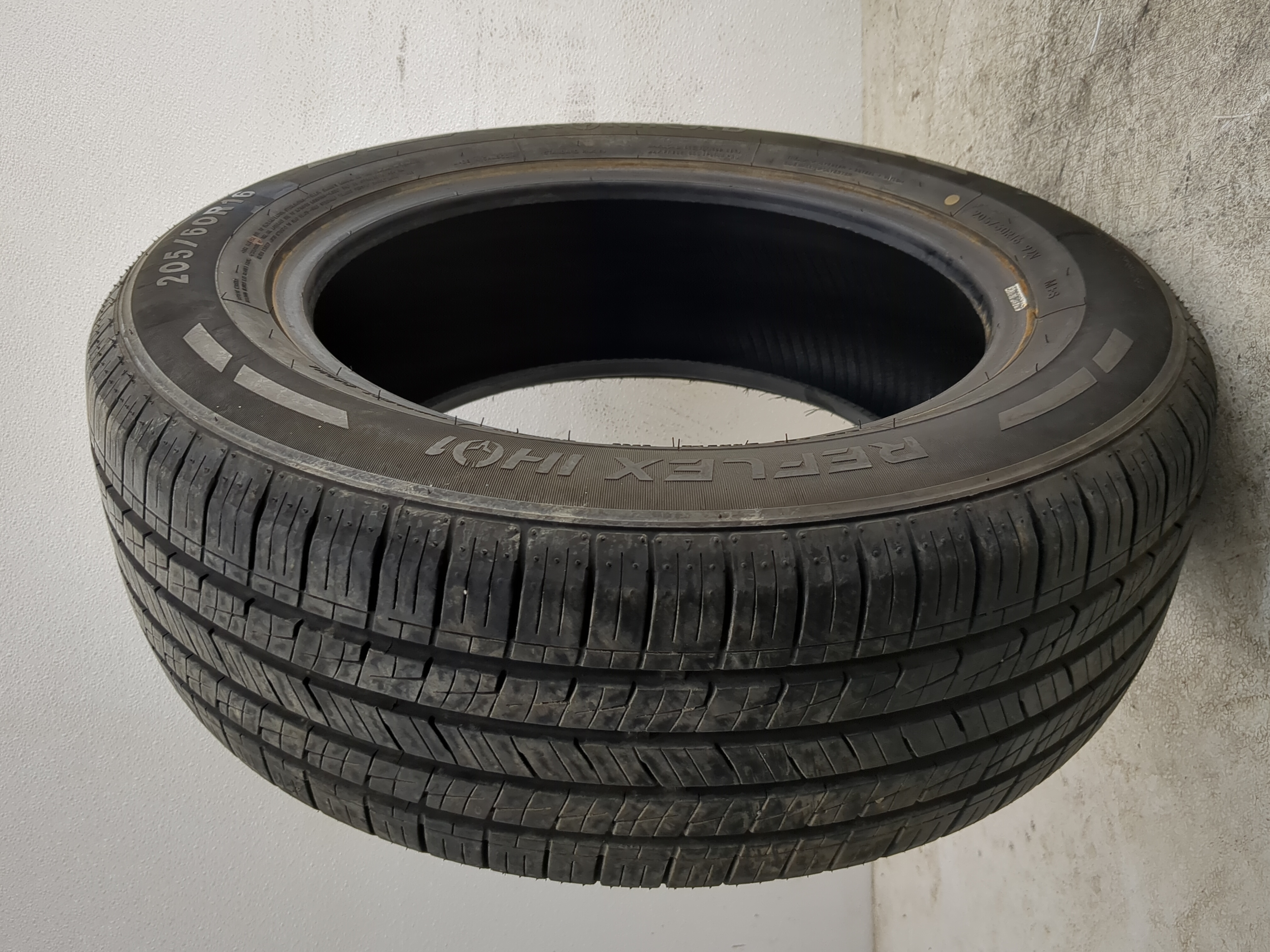 Picture of Used Tire 205/60R16 IRONHEAD REFLEX IHO1 92V - Tread Depth 7/32