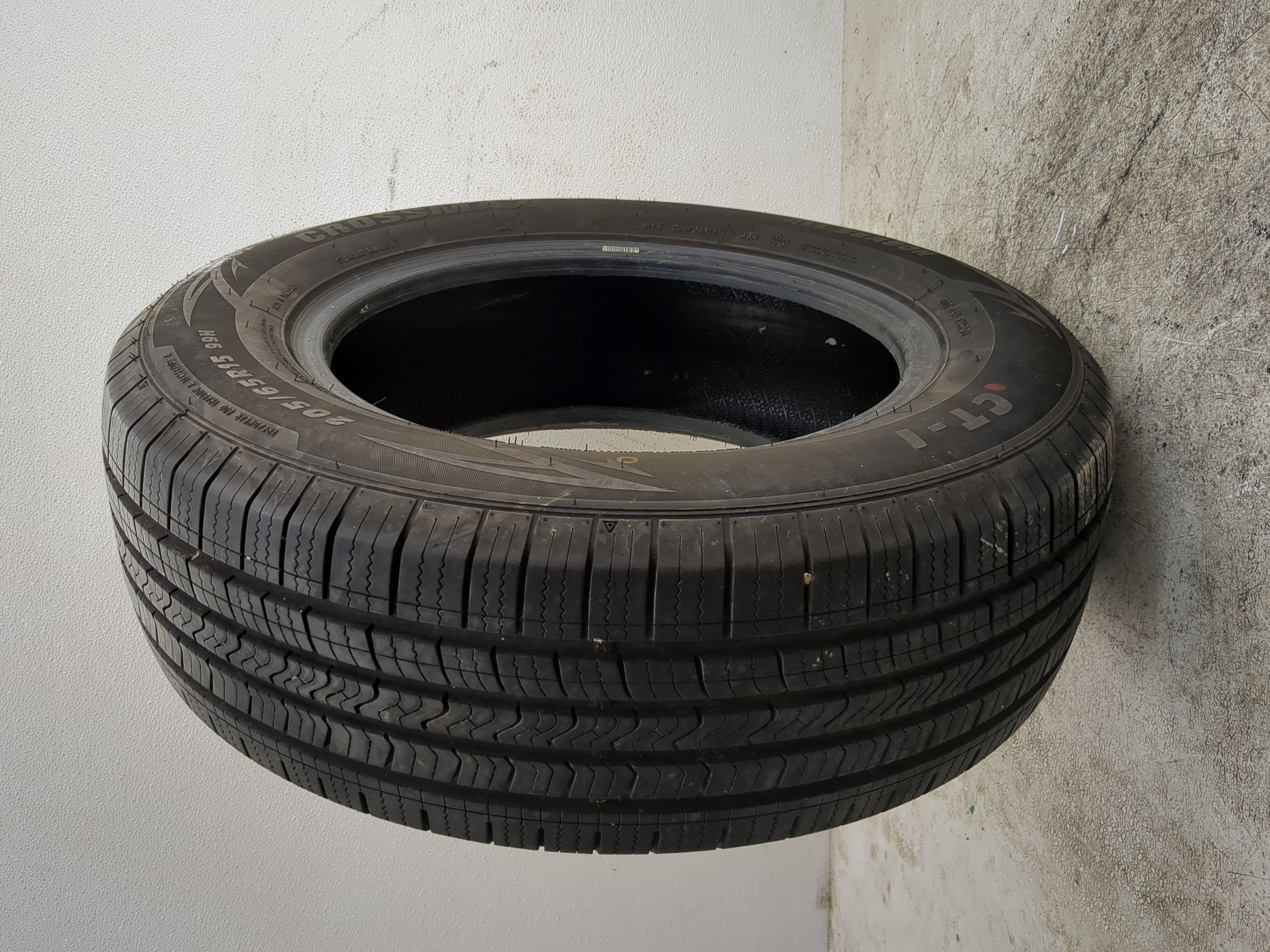 Picture of Used Tire 205/65R15 CROSSMAX CT-1 99H - Tread Depth 9/32