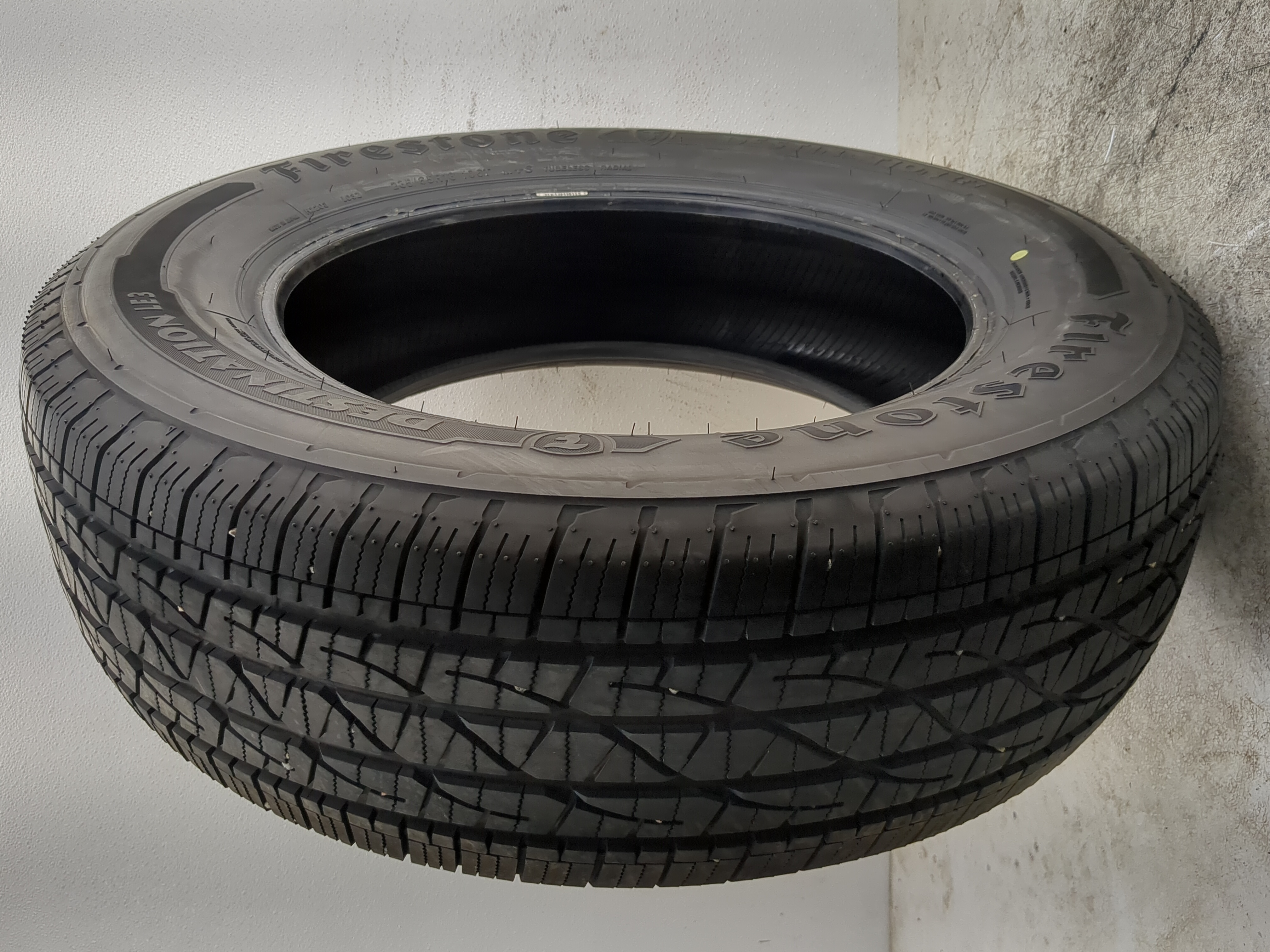 Picture of Used Tire 235/65R18 FIRESTONE DESTION LE3 106T - Tread Depth 9.5/32