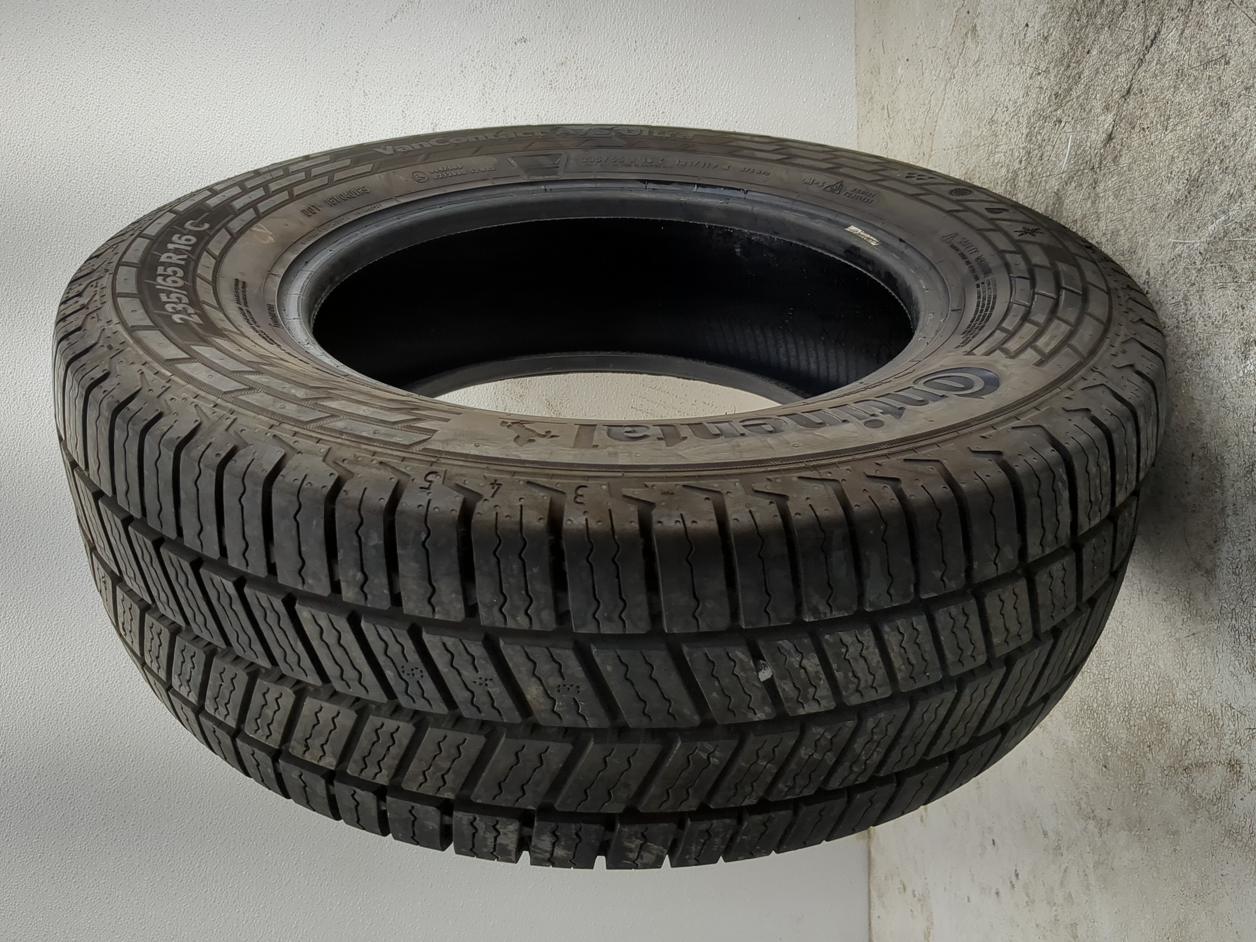 Picture of Used Tire 235/65R16C CONTINENTAL VANCONTACT A/S ULTRA 121/119R - 10/32