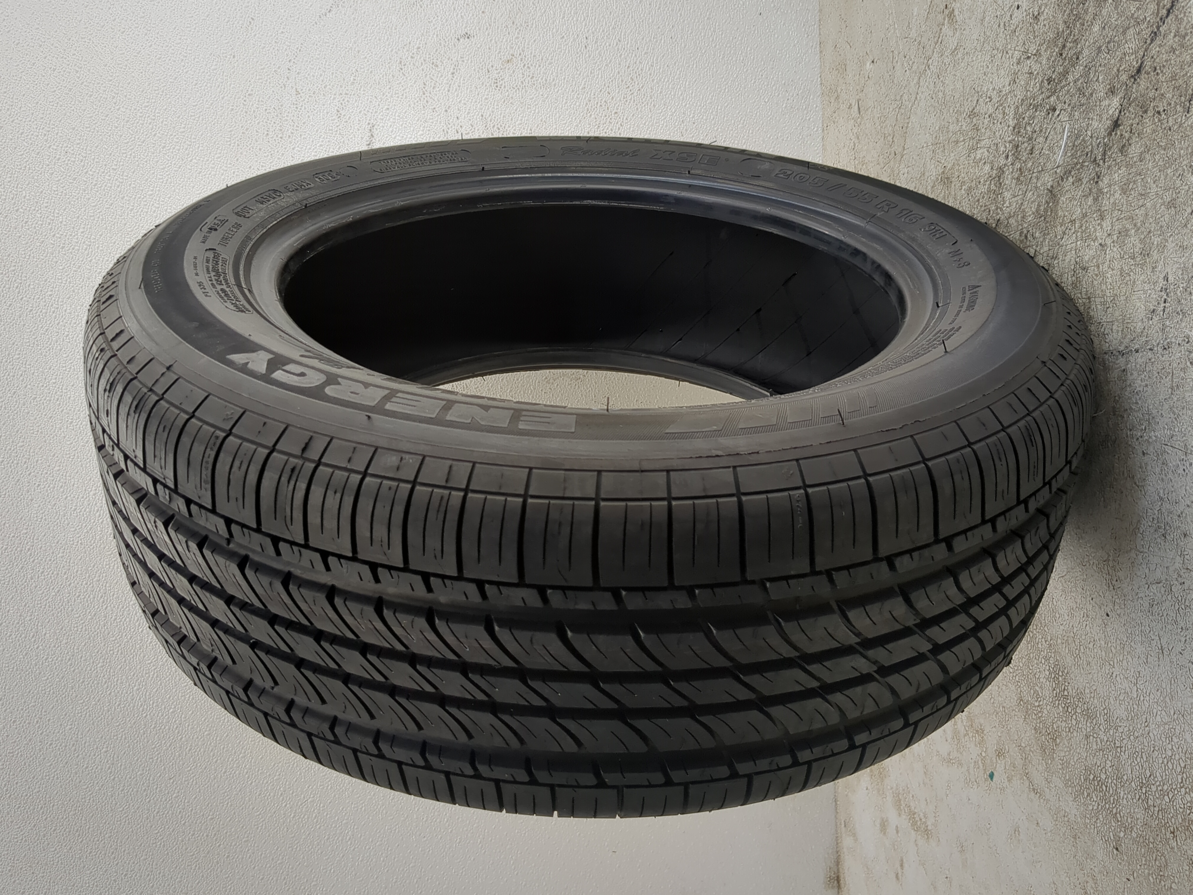 Picture of Used Tire 205/55R16 MICHELIN ENERGY MXV4 91H - Tread Depth 10/32