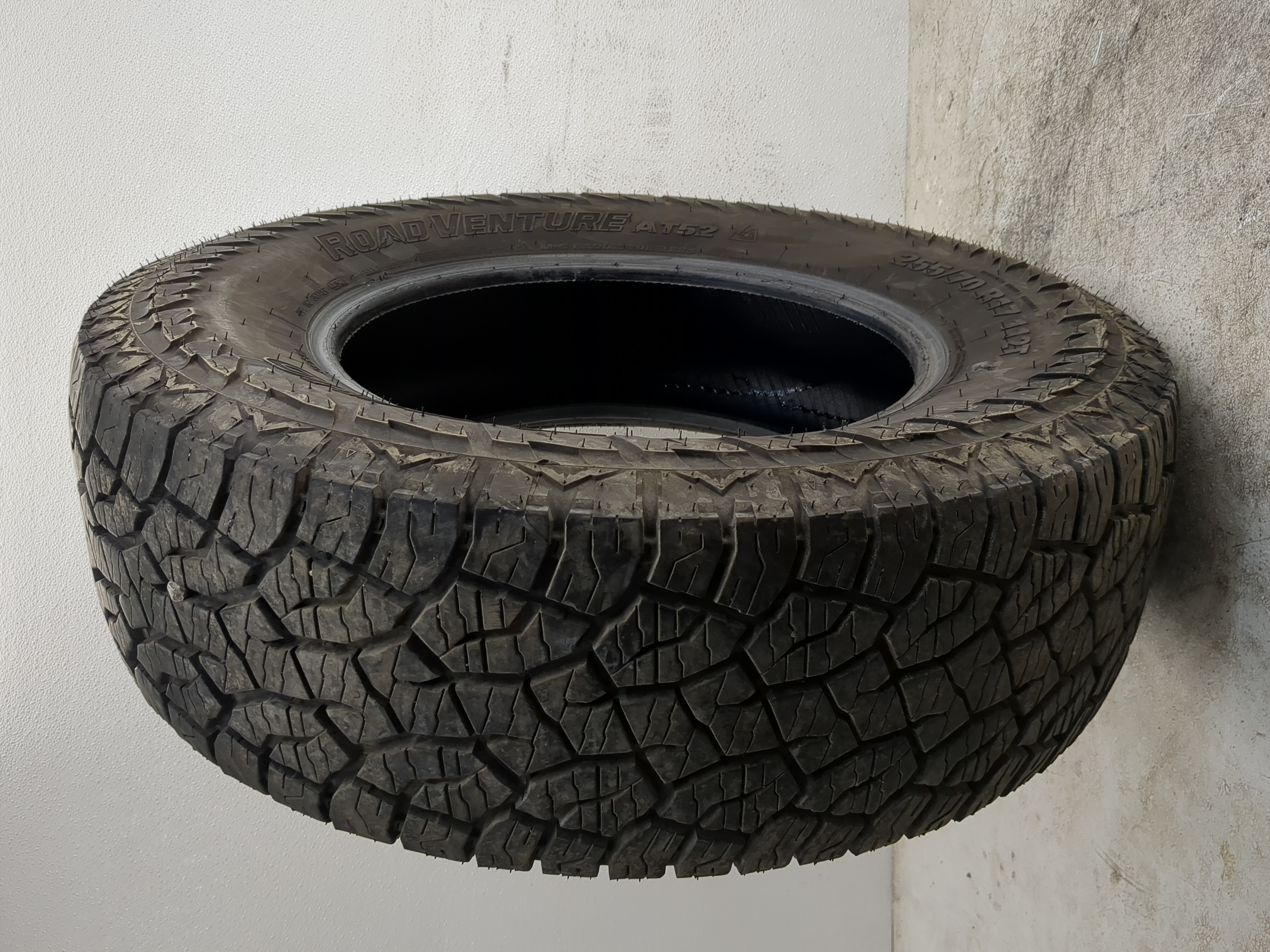 Picture of Used Tire AT52 KUMHO ROADVENTURE AT52 112T - Tread Depth 11.5/32