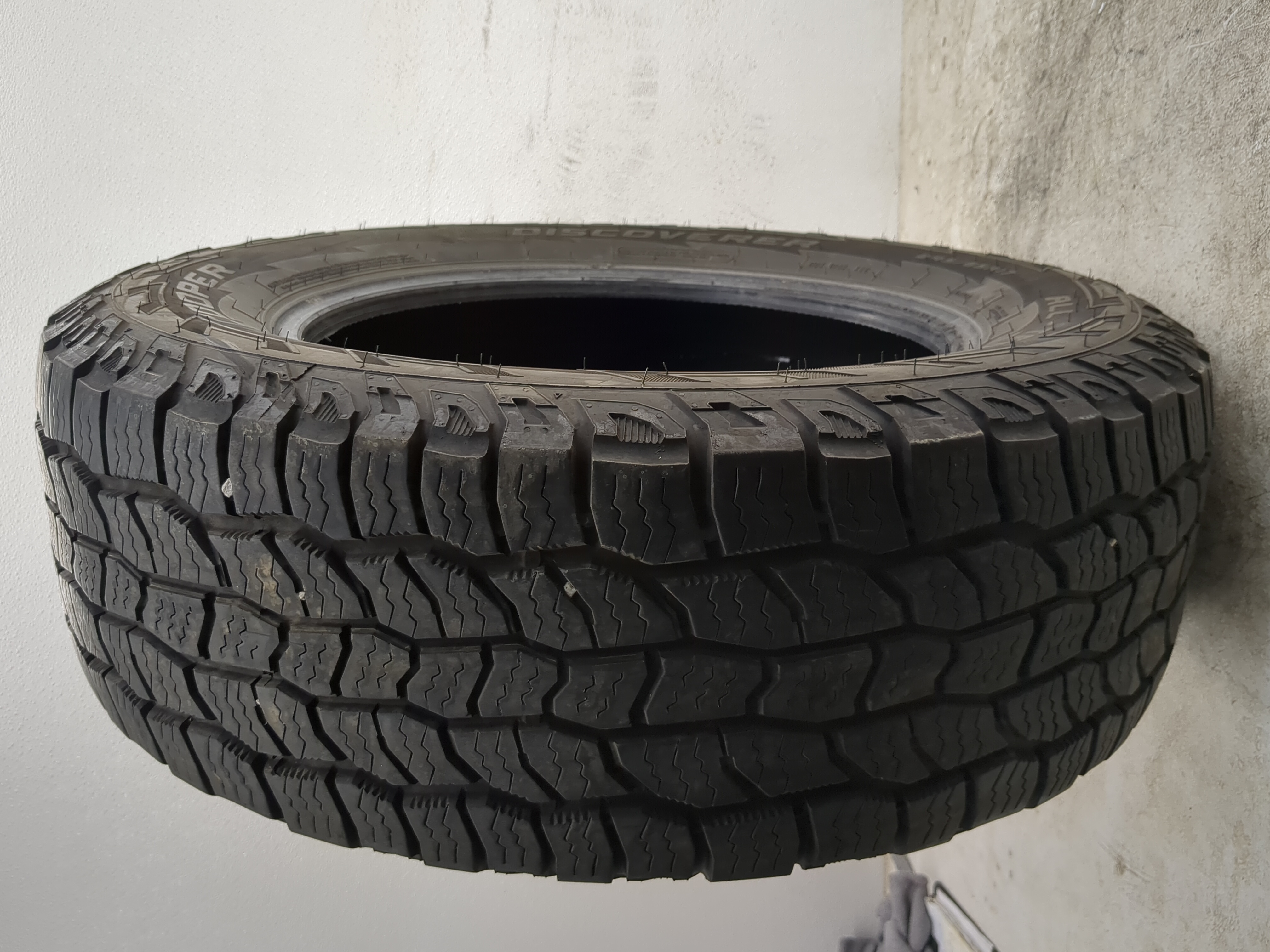 Picture of Used Tire 245/65R17 COOPER DISCOVERER ALL TERRAIN 111T - Tread Depth 9.5/32