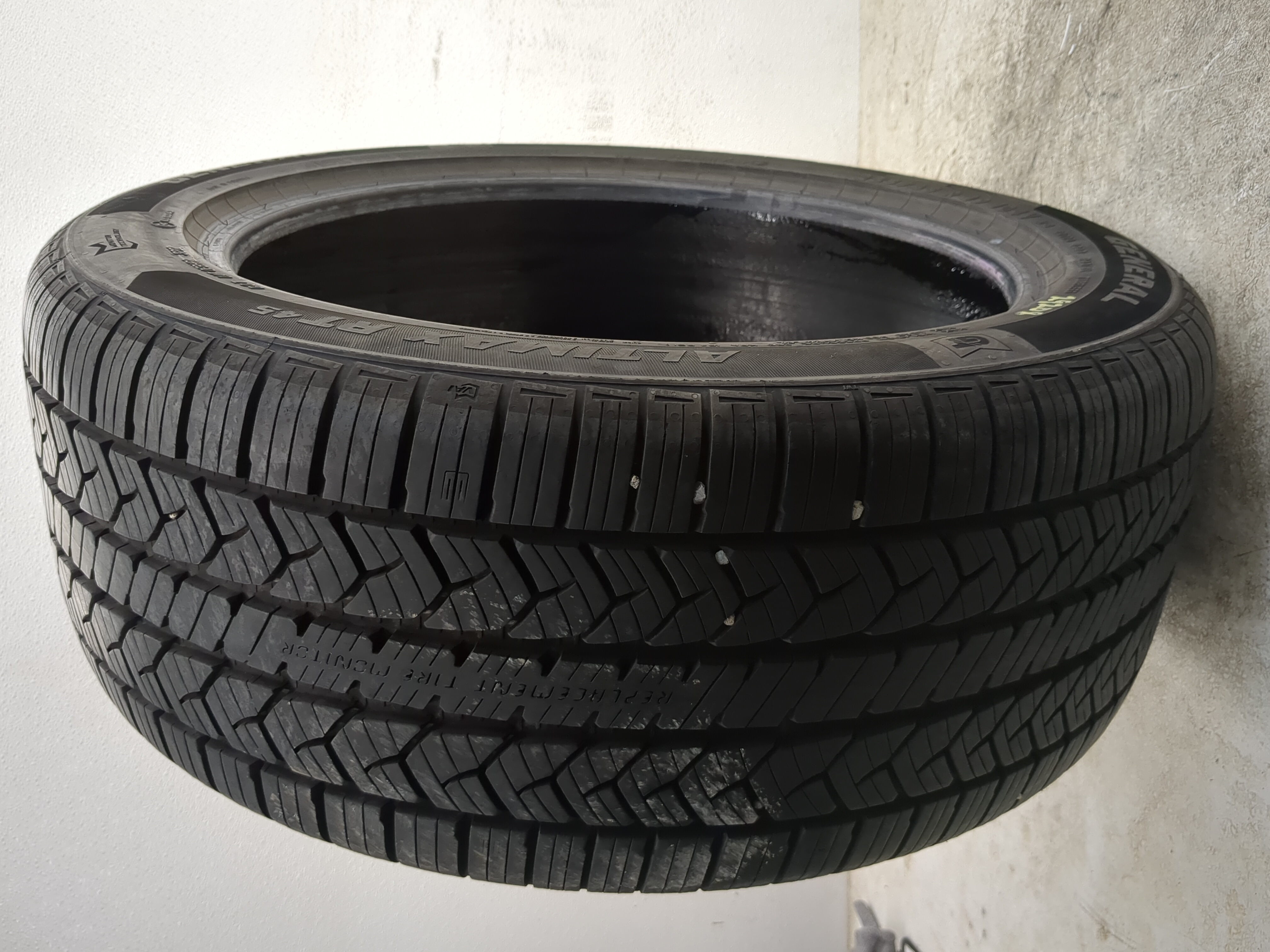 Picture of Used Tire 255/45R19 GENERAL ALTIMAX RT45 104V - Tread Depth 9.5/32