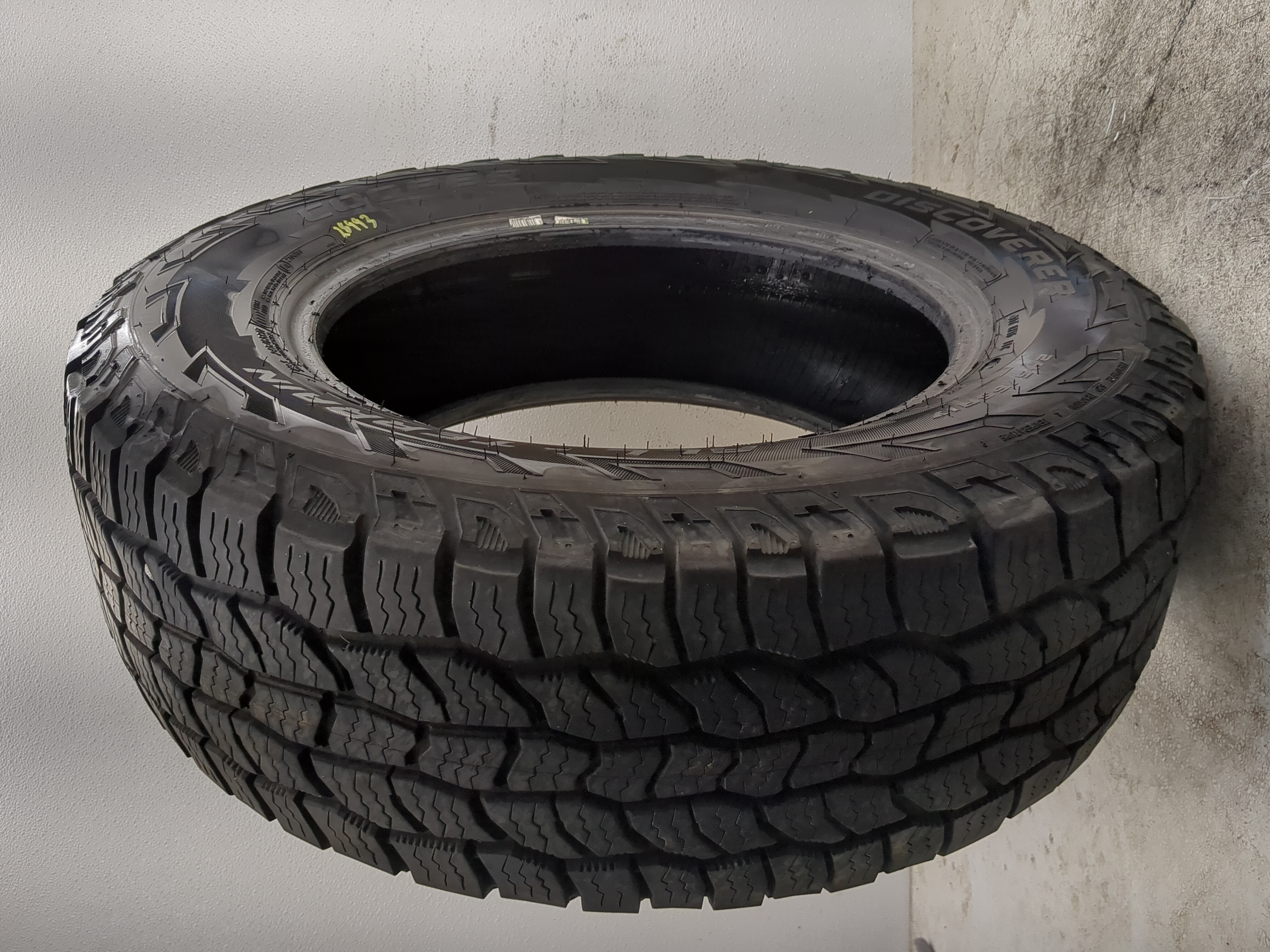 Picture of Used Tire 245/65R17 COOPER DISCOVERER ALL TERRAIN 111T - Tread Depth 9/32