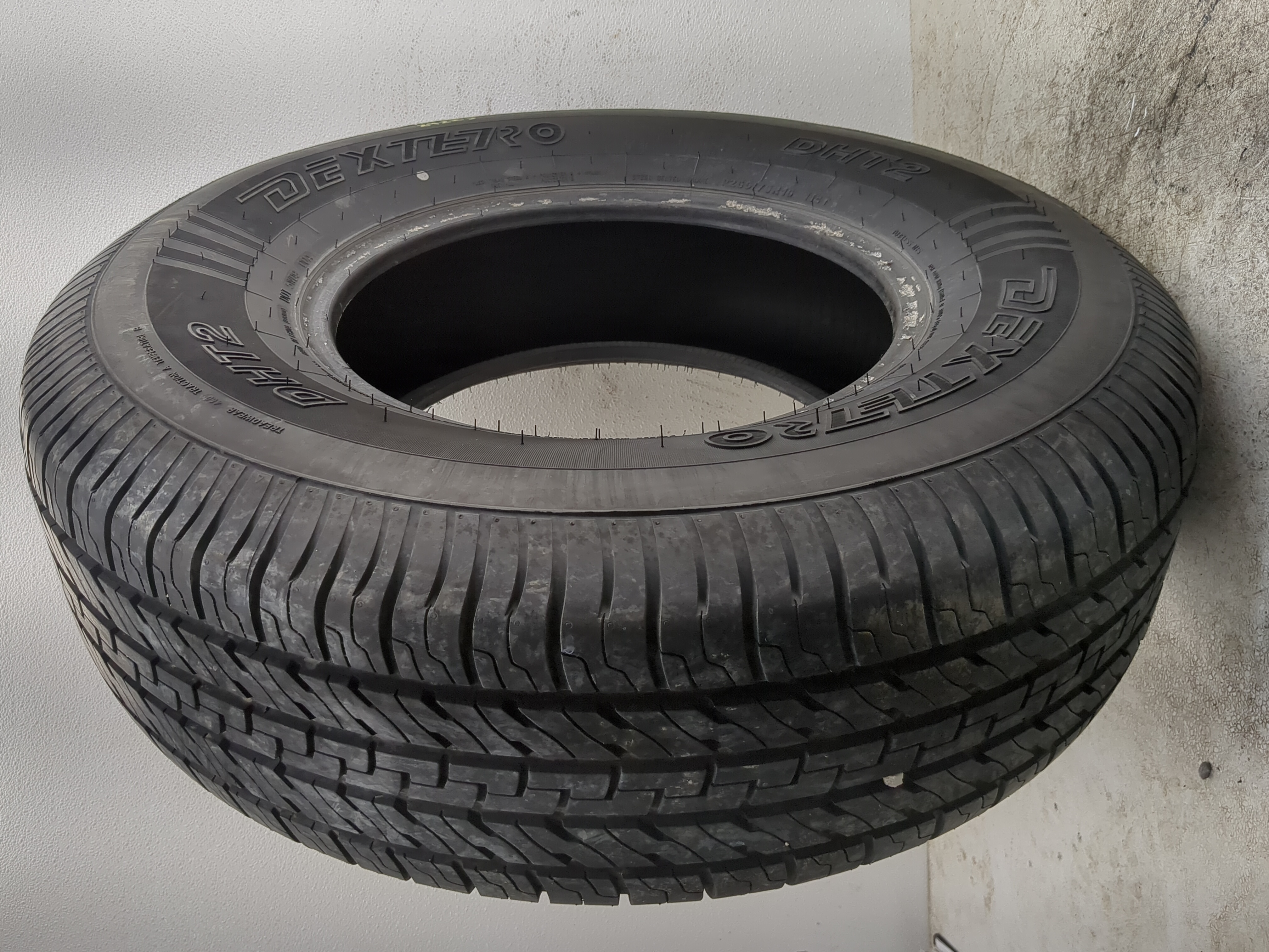 Picture of Used Tire P255/75R16 DEXTERO DHT2 114T - Tread Depth 80/32