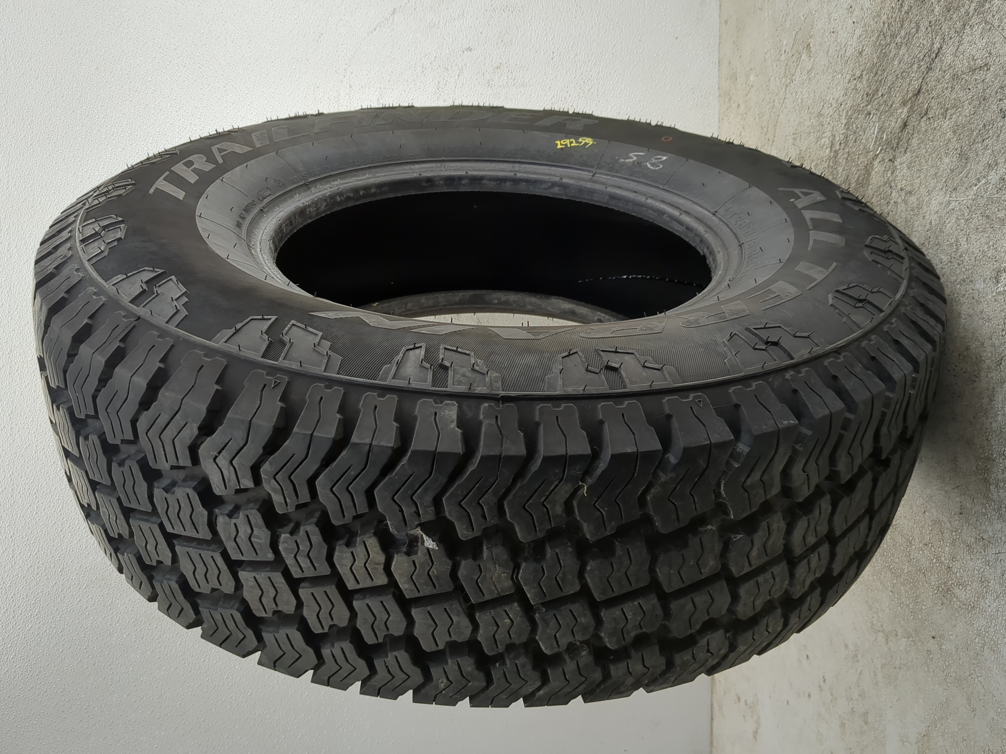 Picture of Used Tire LT265/75R16 TRAILFINDER ALL TERRAIN 123/120Q - Tread Depth 13/32